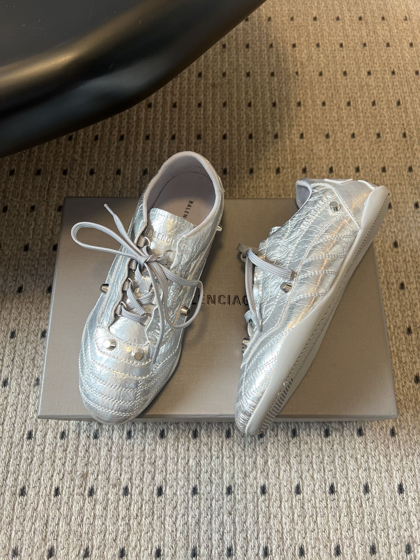 Balenciag* 25ss 运动风复古德训鞋以复古足球鞋为原型，融合巴黎世家标志性的“时装运动风”，