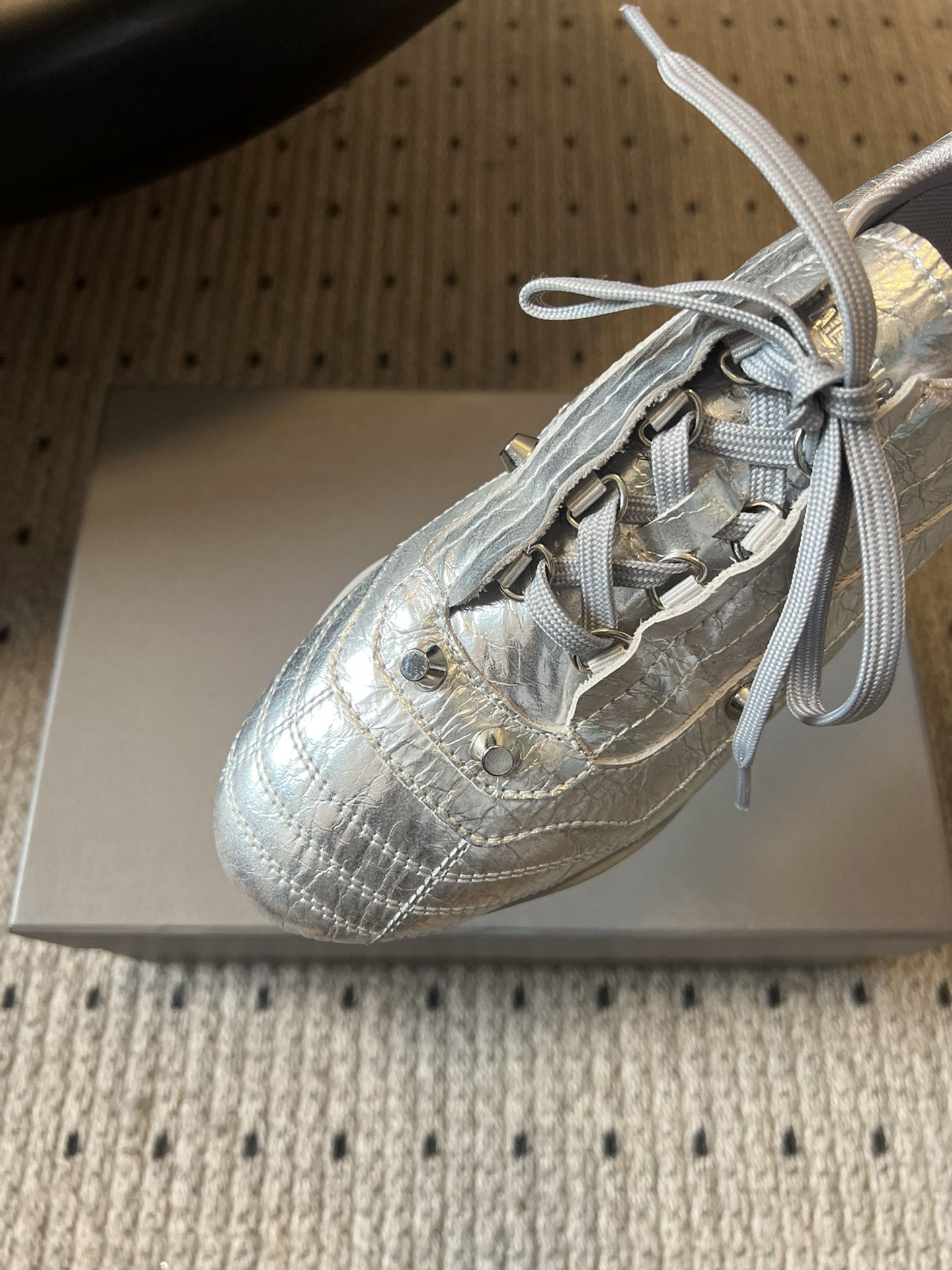 Balenciag* 25ss 运动风复古德训鞋以复古足球鞋为原型，融合巴黎世家标志性的“时装运动风”，