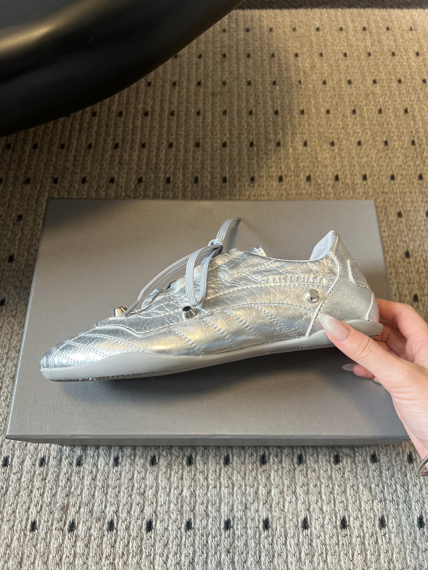 Balenciag* 25ss 运动风复古德训鞋以复古足球鞋为原型，融合巴黎世家标志性的“时装运动风”，