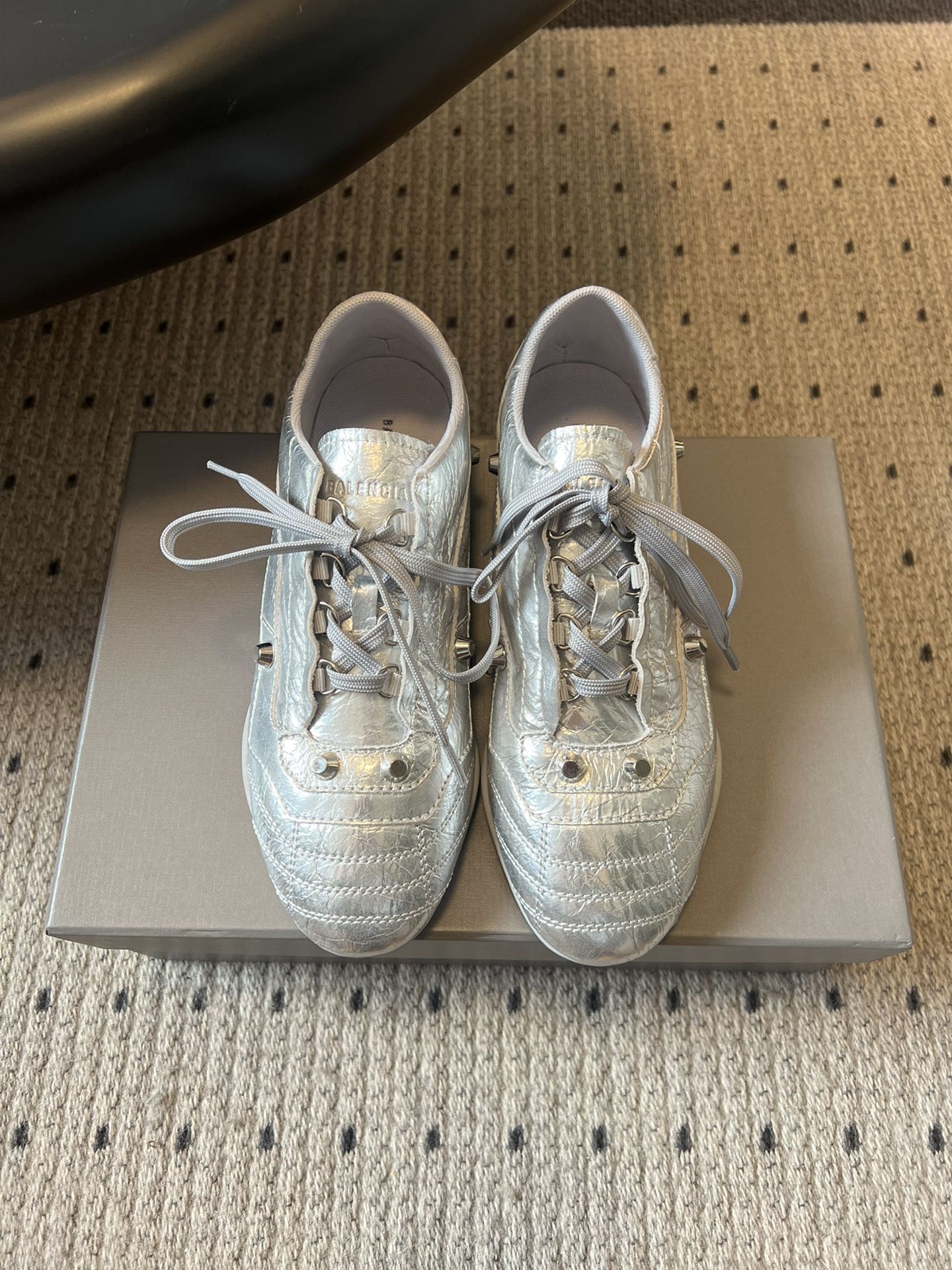 Balenciag* 25ss 运动风复古德训鞋以复古足球鞋为原型，融合巴黎世家标志性的“时装运动风”，