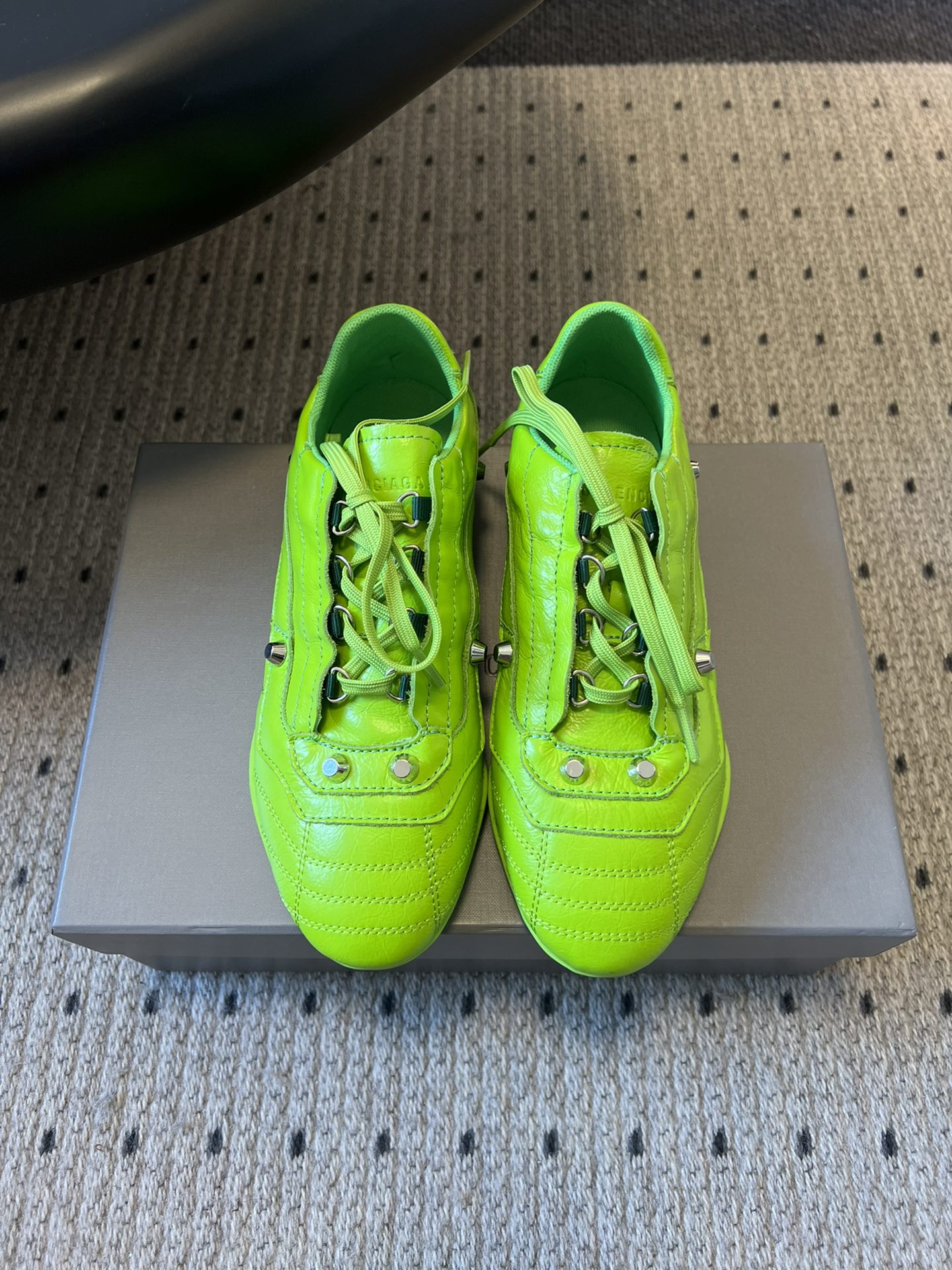 NO:593477,Balenciag* 25ss sports style retro moral training shoes are based on retro football shoes, integrating Balenciaga's iconic 'fashion sports style'. The pointed toe + low-top silhouette has a retro accent, and at the same time weakens the sporty feel through bright colors/special materials, making it more like a fashion item with matching styles. The upper is made of embossed leather, with a delicate luster and high-end texture; some colors are coated with metallic coating to increase eye-catching.  The shoe body is decorated with rivets and stitching texture, which not only retains the classic elements of football shoes, but also enhances the sense of luxury through exquisite craftsmanship; the laces are the same color as the shoe body, and the overall style is unified. There are rich color options, which can be worn with casual pants/jeans for street style, or with skirts to create a 'sweet and cool contrast'. It is a very popular 'fashion sneaker' type in recent years. Cowhide upper, mesh lining, rubber outsole, increased size by 2.5cm  :35-40 size (40 size customization is non-refundable), casual shoes/sports shoes, balenciaga, balenciaga, sneakers, skirts, jeans, cowhide19860909Balenciag* 25ss 运动风复古德训鞋 以复古足球鞋为原型,融合巴黎世家标志性的“时装运动风”,尖头+低帮轮廓自带复古腔调,同时通过亮色/特殊材质弱化运动感,更像搭配造型的时尚单品.鞋面采用压纹皮革,自带细腻光泽和高级质感；部分颜色用了金属感涂层,增加吸睛度. 鞋身有铆钉装饰+车线纹理,既保留了足球鞋的经典元素,又通过精致工艺提升了奢华感；鞋带与鞋身同色,整体风格统一.色彩选择丰富,既可以搭休闲裤/牛仔裤走街头风,也能配裙装打造“甜酷反差感”,是近年很火的“时装球鞋”类型. 鞋面牛皮 内里网布 大底橡胶大底 增高2.5cm size :35-40码（40码定制不退换）,休闲鞋/运动鞋,balenciaga,balenciaga,sneakers,skirts,jeans,cowhide,Women's Shoes