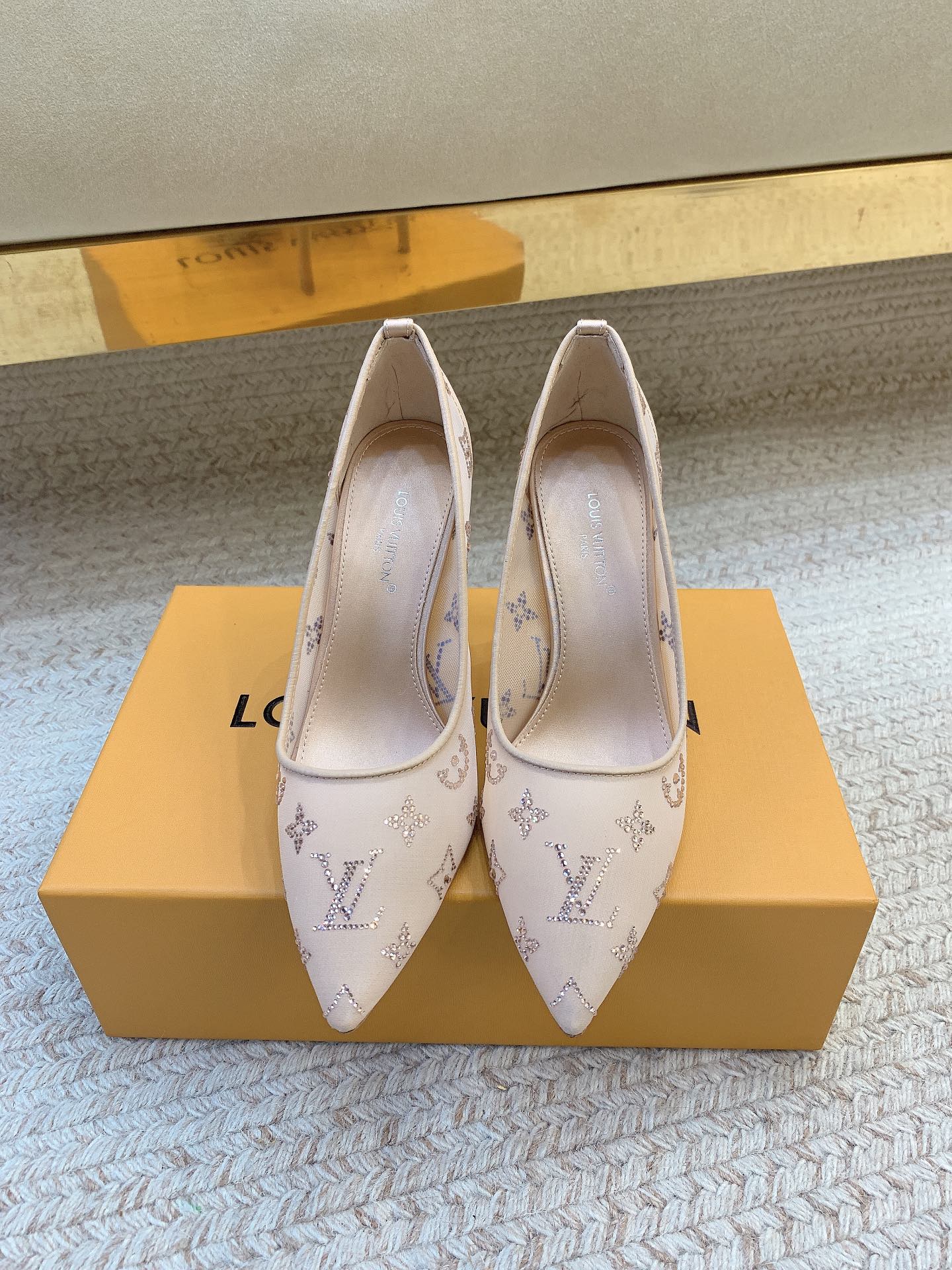 NO:679705,LOUIS VUITTO* 25 Autumn and winter new mesh series Upper Mesh rhinestones Foot pads Real silk Italian leather outsole Size 35-39 (34 40 41 42 customized, non-refundable), high-heeled shoes, louis vuitton, high heels, real silk, Leather soles19860909LOUIS VUITTO* 25 秋冬新品网纱系列 鞋面 网纱烫钻 垫脚 真丝 意大利真皮大底 码数 35-39（34 40 41 42 定制不退换）,高跟鞋单鞋,louis vuitton,high heels,real silk,Leather soles,Women's Shoes