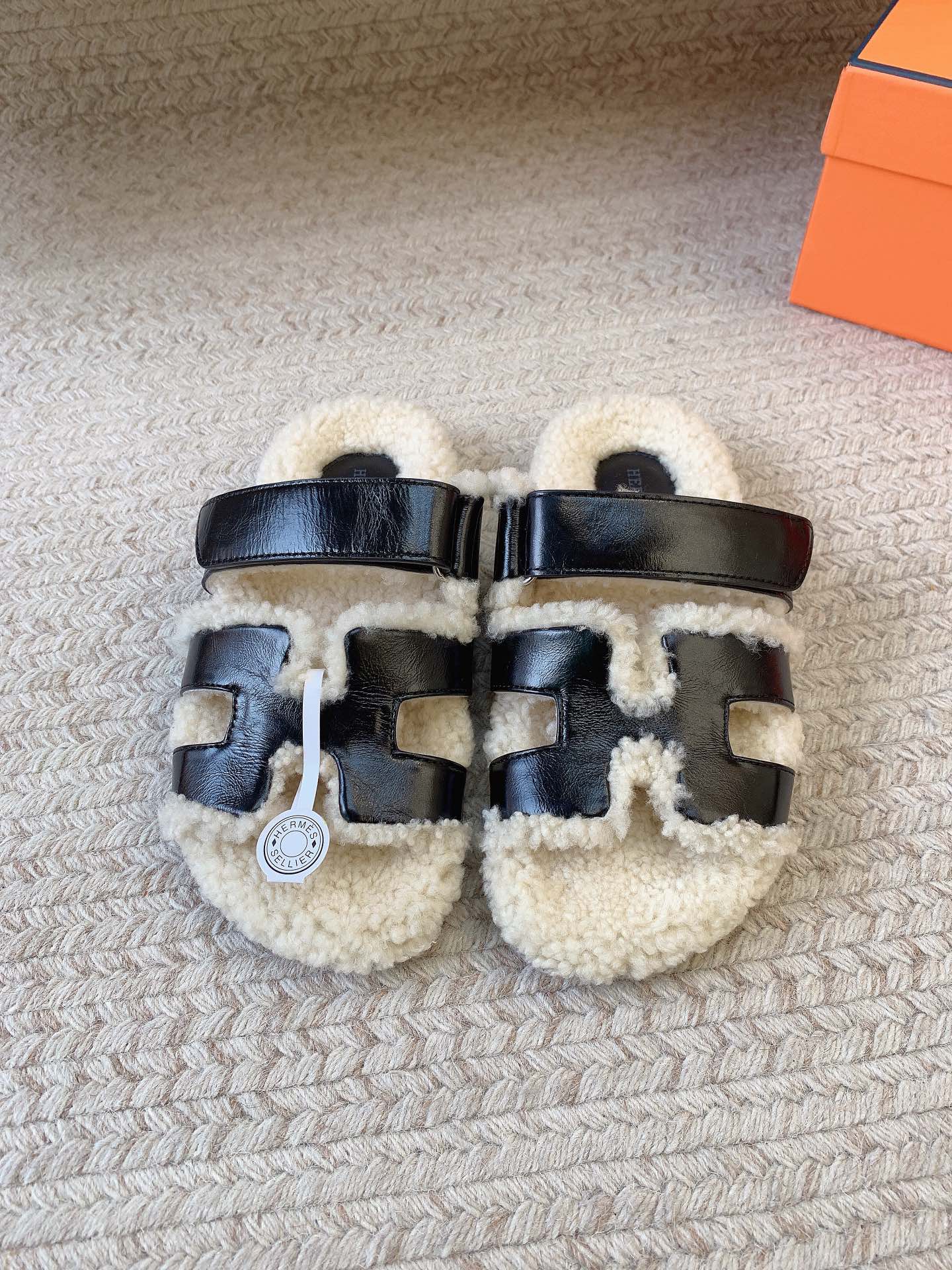 NO:693811,(Men's size) HERME* A must-have artifact for autumn and winter, Erjiu's wool slippers, the same style for couples, upper suede, lining, lamb wool, original non-slip outsole, women's size (35-41) men's size (39-45), fur shoes and slippers, hermes, slippers, chamois leather19860909（男码） HERME* 秋冬必备神器 二舅羊毛拖 情侣同款 鞋面 麂皮 内里 羊羔毛 原版防滑大底 女码（35-41）男码（39-45）,毛毛鞋拖鞋,hermes,slippers,chamois leather,Women's Shoes