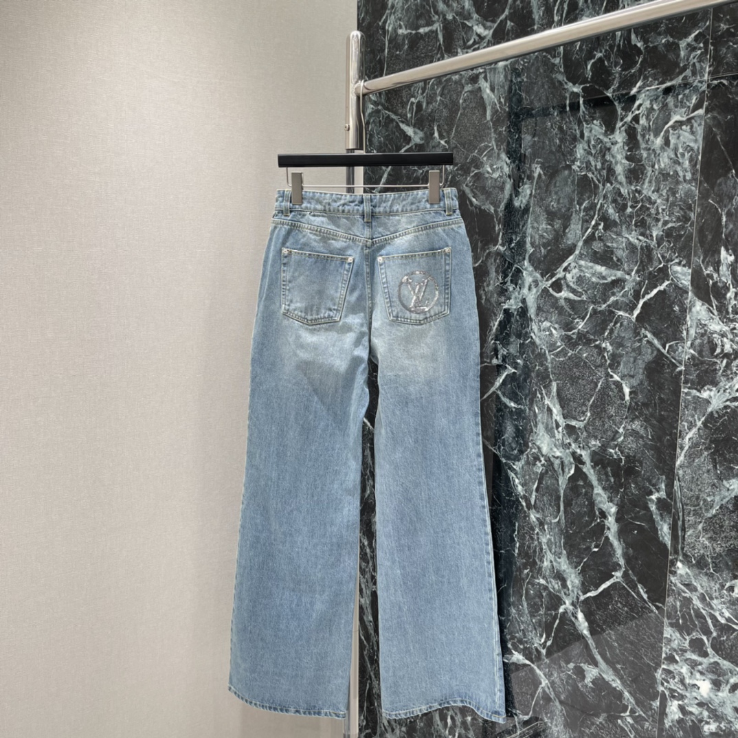 路易 25秋冬新款 滑雪系列 银色亮片阔腿牛仔长裤 精选高支丹宁牛仔面料，自带软糯却挺括的垂坠感，久穿不