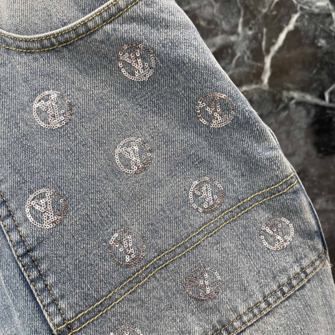 路易 25秋冬新款 滑雪系列 银色亮片阔腿牛仔长裤 精选高支丹宁牛仔面料，自带软糯却挺括的垂坠感，久穿不