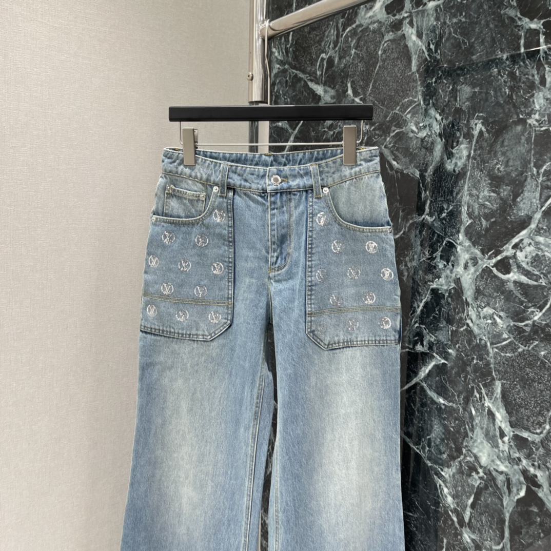 路易 25秋冬新款 滑雪系列 银色亮片阔腿牛仔长裤 精选高支丹宁牛仔面料，自带软糯却挺括的垂坠感，久穿不