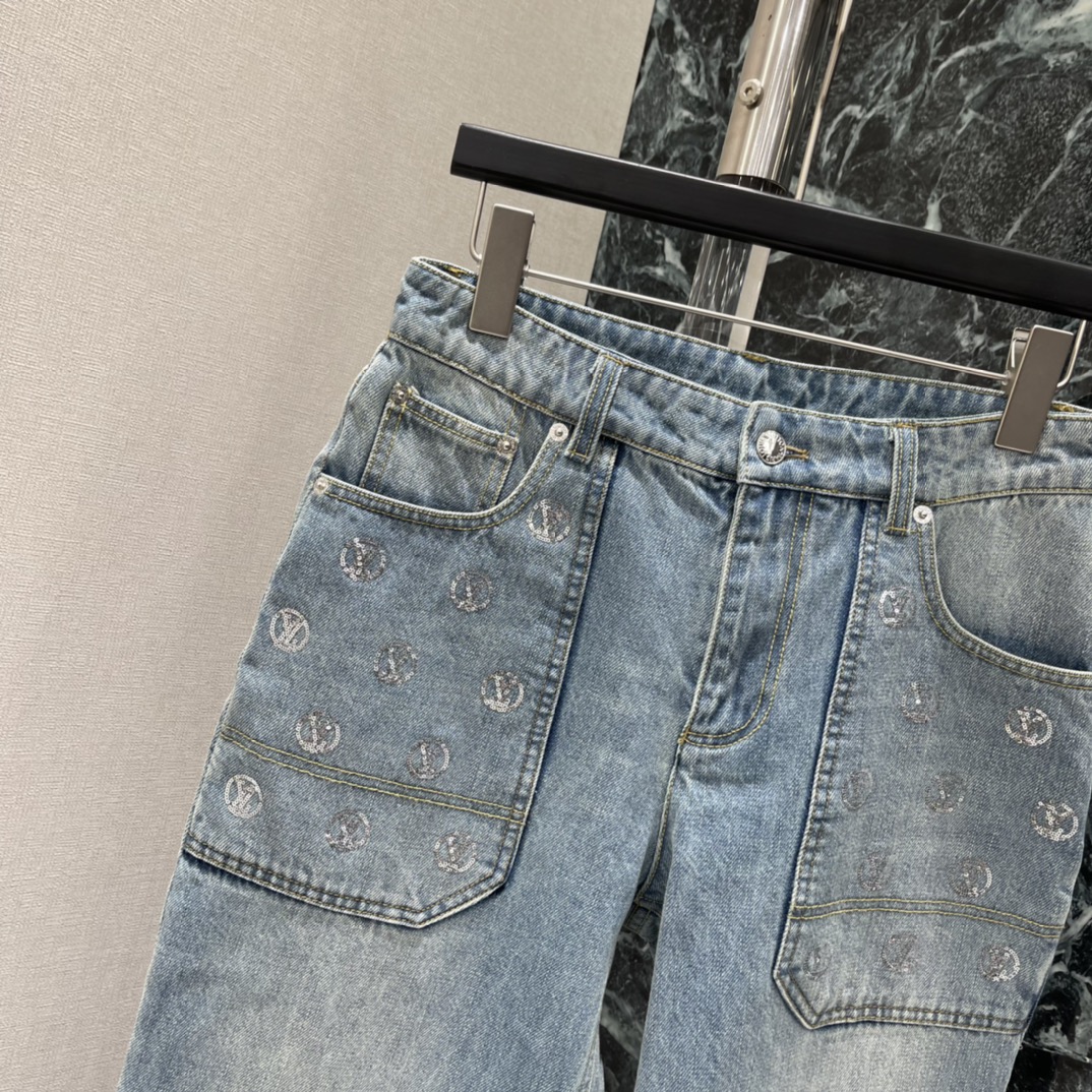 路易 25秋冬新款 滑雪系列 银色亮片阔腿牛仔长裤 精选高支丹宁牛仔面料，自带软糯却挺括的垂坠感，久穿不