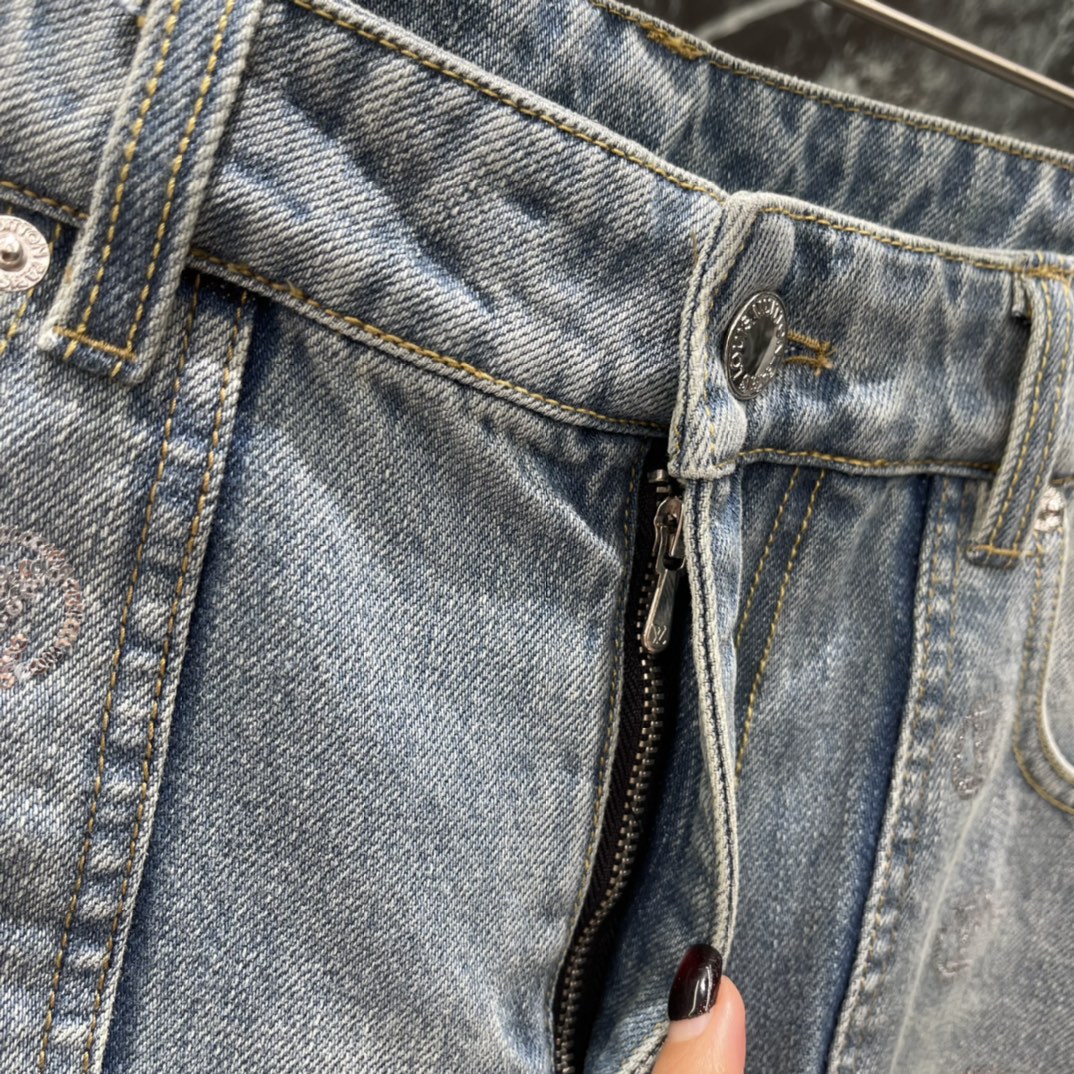 路易 25秋冬新款 滑雪系列 银色亮片阔腿牛仔长裤 精选高支丹宁牛仔面料，自带软糯却挺括的垂坠感，久穿不