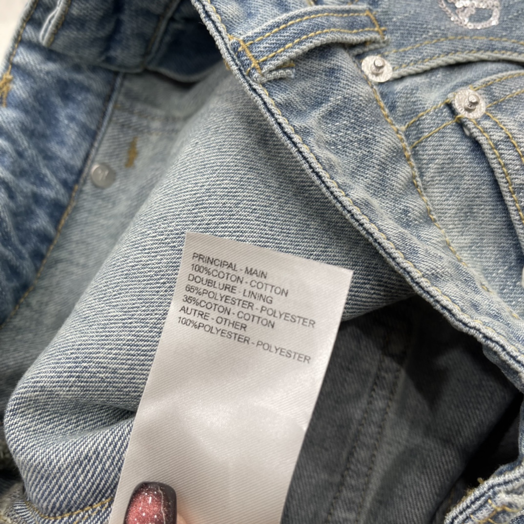 路易 25秋冬新款 滑雪系列 银色亮片阔腿牛仔长裤 精选高支丹宁牛仔面料，自带软糯却挺括的垂坠感，久穿不