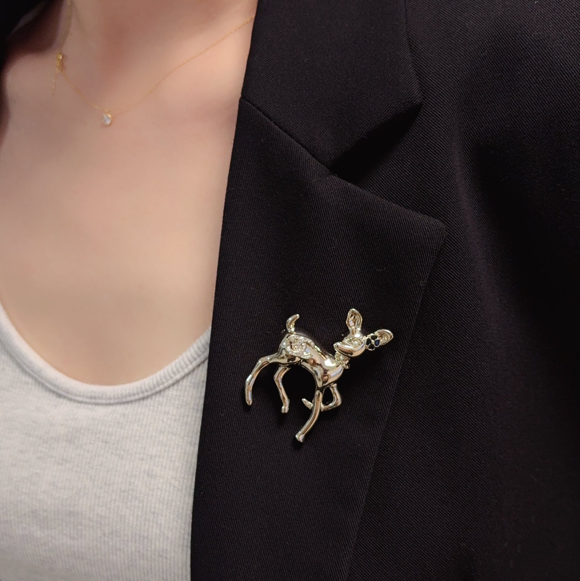 NO:583467,CHANEL Xiaoxiang The latest high-version sika deer and fawn Chanel brooches are the accessories that understand women best. Those women who devote all their efforts to themselves often cherish the meaning of brooches. Ms. Chanel pins the brooch on her hat and tells the fashionable ladies who imitate her [Broches are very practical. They can be pinned on suit collars, pockets, hats, belts or evening gowns. Boutique jewelry, chanel, chanel, business  suit, brooch, breastpin, hats19860909CHANEL小香 最新款高版本梅花鹿、小鹿香奈儿胸针,是最懂女人的饰物.那些倾注了全部心血去做自己的女人,往往更珍惜胸针的意义.香奈儿女士把胸针别在帽子上,并告诉那些模仿她的时髦女士们[胸针可是非常实用,它可以别在西装领上、口袋上、帽子上、腰带上或者是晚礼服上,饰品精品,chanel,chanel,business suit,brooch，breastpin,hats,Jewelry