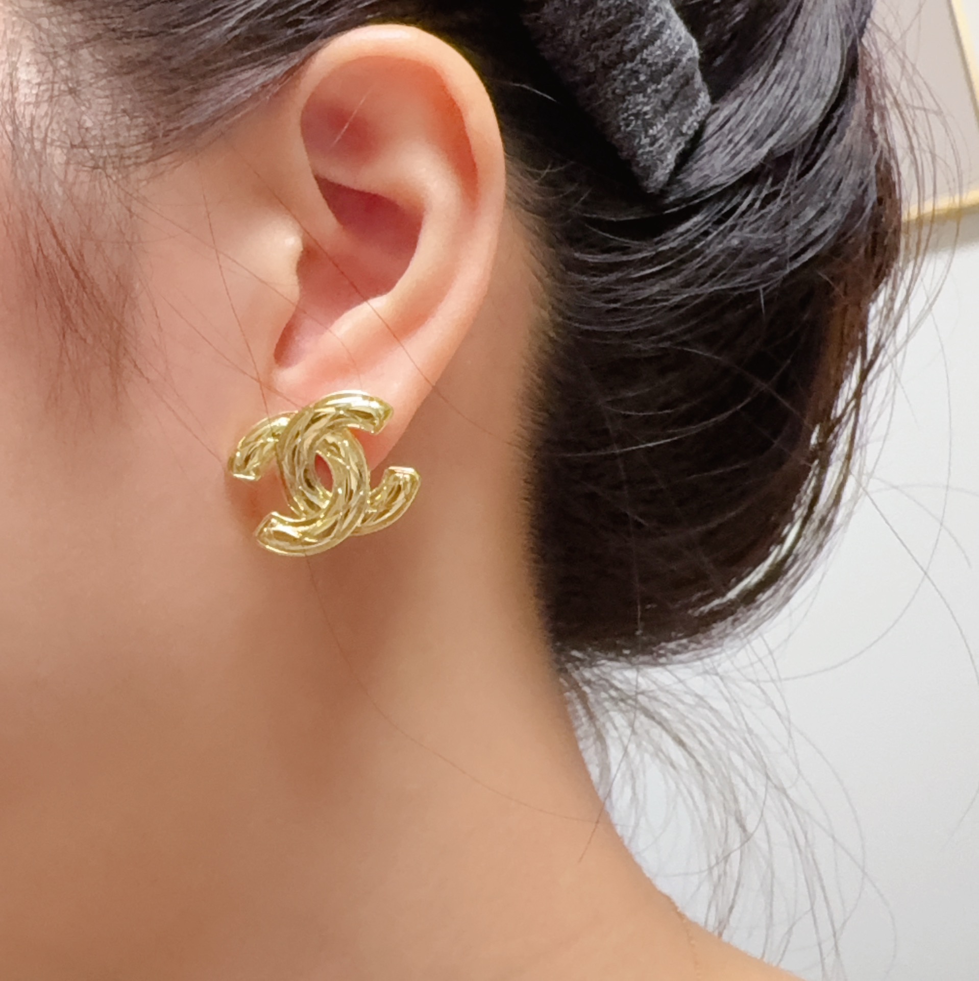 NO:583468,Chanel Xiaoxiang simple medieval style gold color earrings. These earrings are really beautiful. The design looks simple, but the wearing effect is amazing. Even my small earlobes are very okzp. The upper ear is made of brass and is super elegant. Jewelry boutique, chanel, earrings, gold19860909Chanel 小香简约中古风格黄金色耳钉这款耳环真的超级美看着设计简单但是佩戴效果好看到爆就连我这种小耳垂的也很okzp黄铜材质 上耳超气质优雅,饰品精品,chanel,earrings,gold,Jewelry