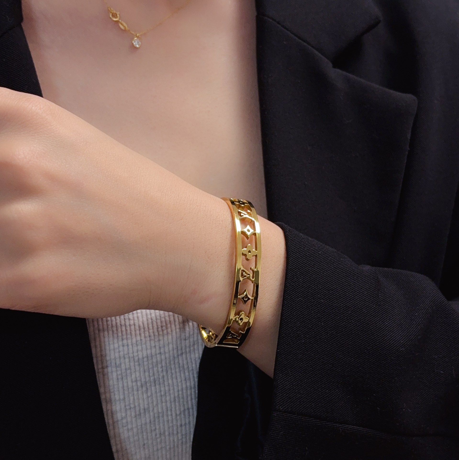 NO:583460,New product, original item, LV letter printed four-leaf clover engraved bracelet with logo hollow out, Louis Vuitton, same counter material, hot model shipped, unique design, retro and avant-garde. 14K Seiko color-protected version of the bracelet has been loved by MM since its launch. Each color has its own unique brilliance!  The effect is very nice!  The tiniest one!  It is more durable than ordinary models and shows a fairer complexion, fine jewelry, louis vuitton, louis vuitton, louis vuitton, bracelet19860909新品 原单货 LV字母印花四叶草雕刻带logo镂空手镯Louis Vuitton 路易威登 专柜一致材质 火爆款出货 设计独特 复古前卫.手镯14K精工保色版 从上市以来一直深受MM喜爱每一种颜色都有它独一无二的光彩！上手效果非常好看！最细小的一款！比普通款更耐看显肤色白皙,饰品精品,louis vuitton,louis vuitton,louis vuitton,bracelet,Jewelry