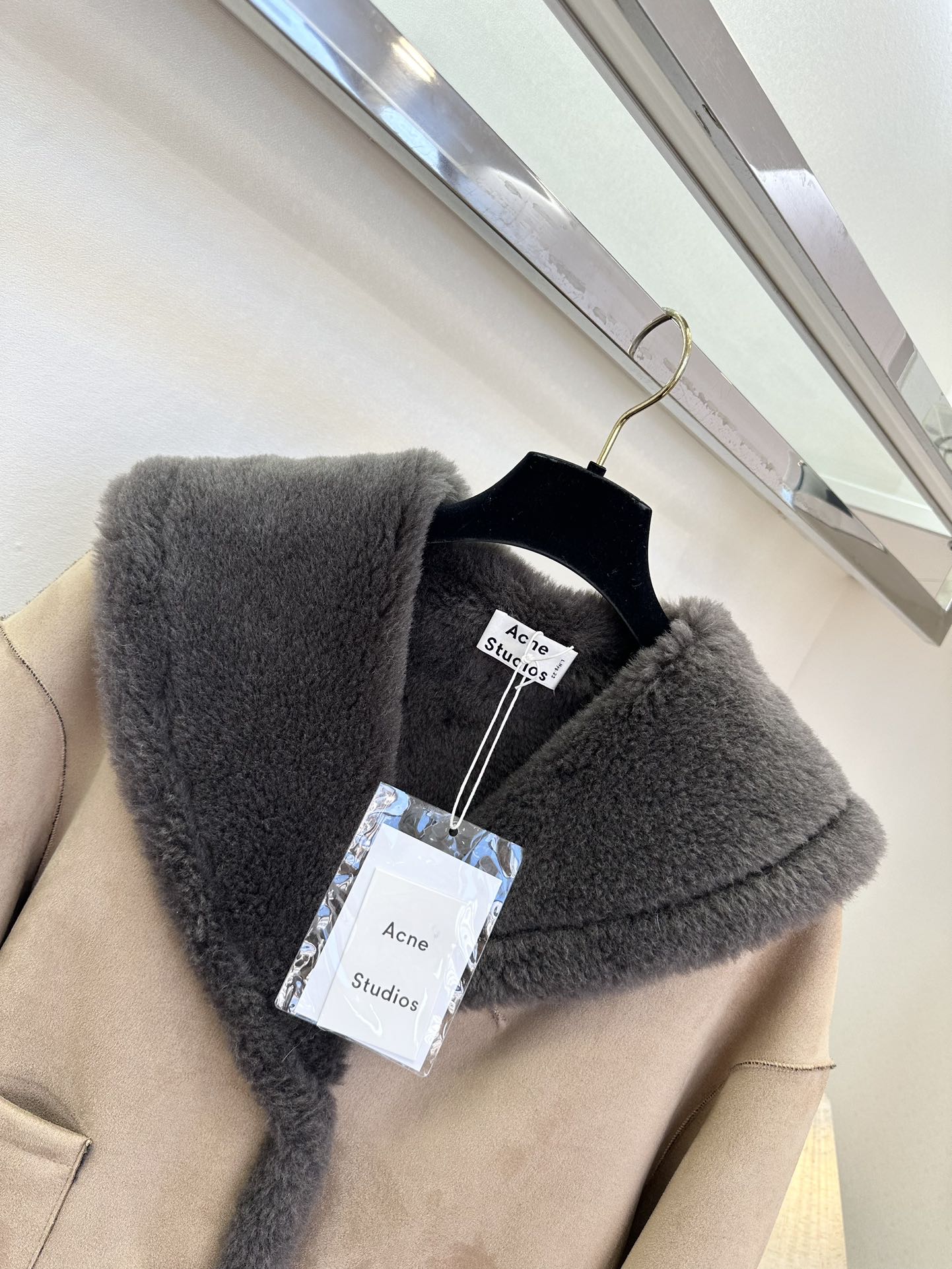 Elegant Shearling Coat with Oversized Collar - Warm & Stylish 6 i1762526809 4277 4