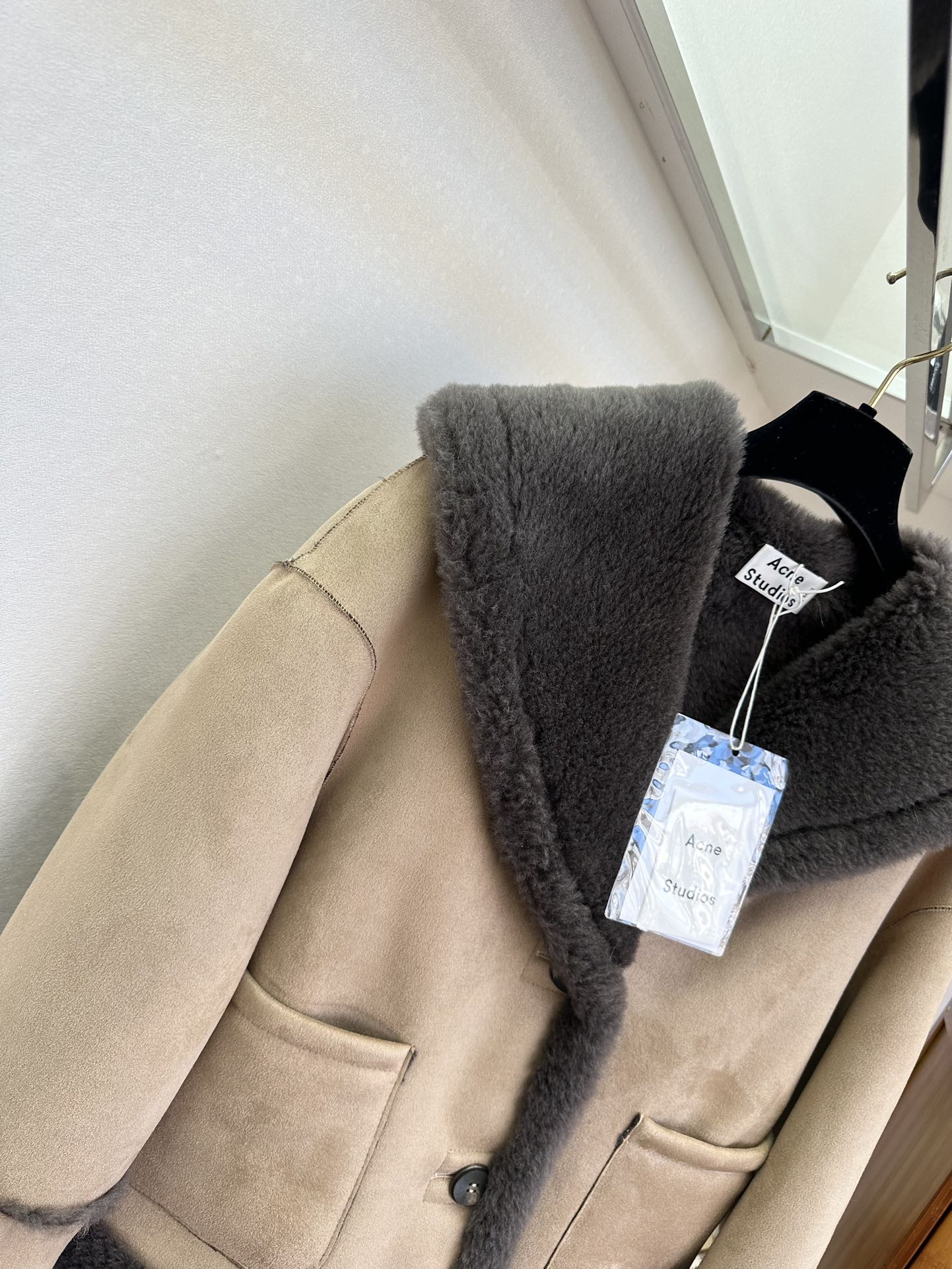 Elegant Shearling Coat with Oversized Collar - Warm & Stylish 8 i1762526809 4596 6