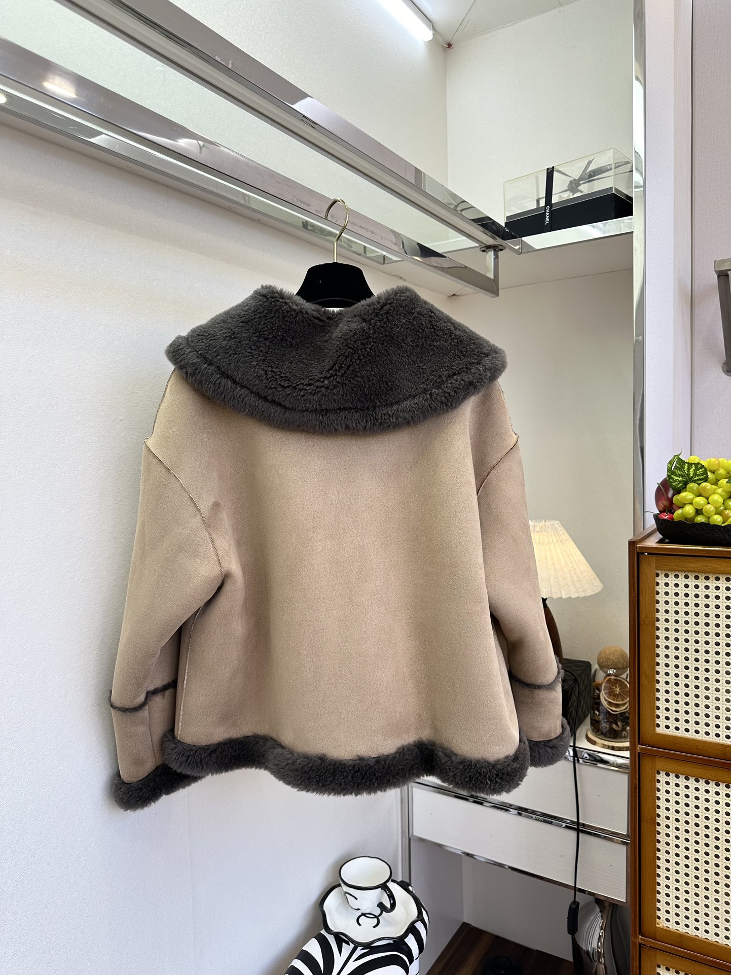 Elegant Shearling Coat with Oversized Collar - Warm & Stylish 3 i1762526809 7091 1