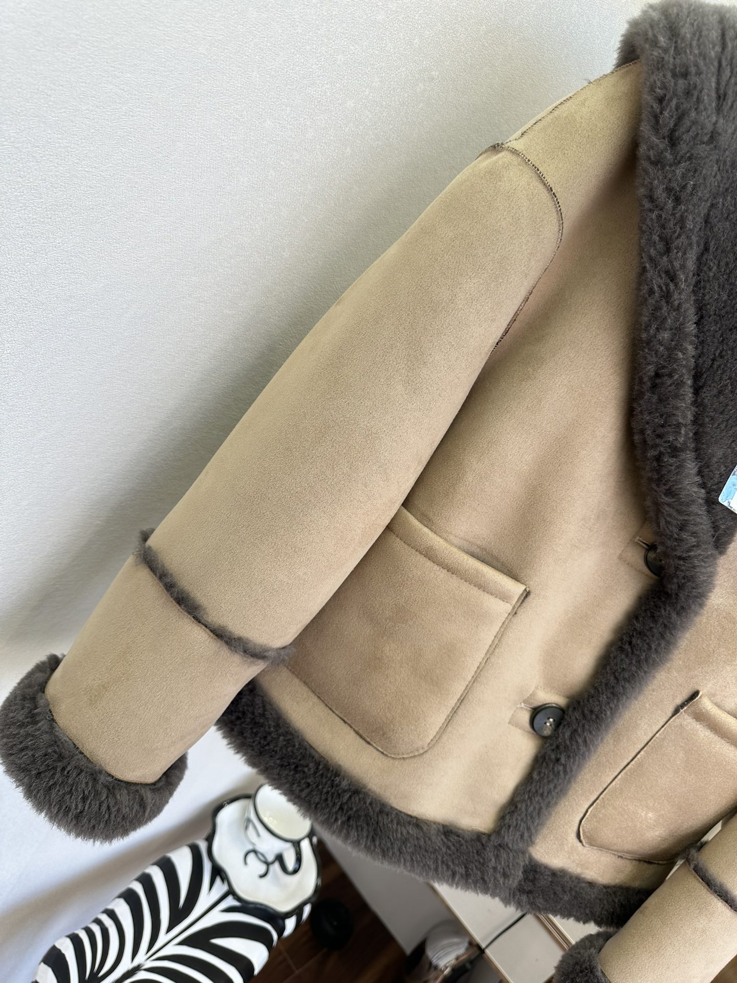 Elegant Shearling Coat with Oversized Collar - Warm & Stylish 7 i1762526809 8275 5