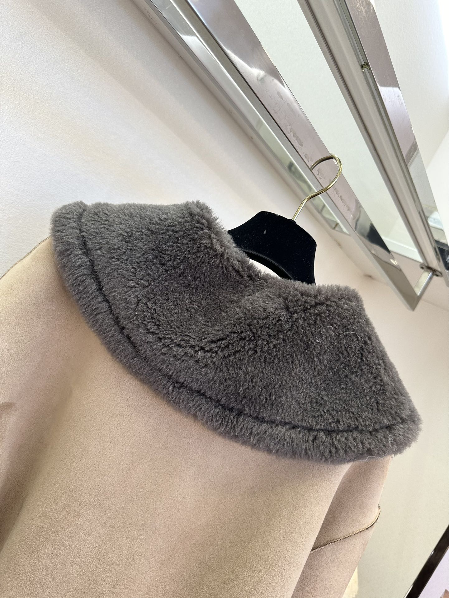 Elegant Shearling Coat with Oversized Collar - Warm & Stylish 9 i1762526809 9355 7