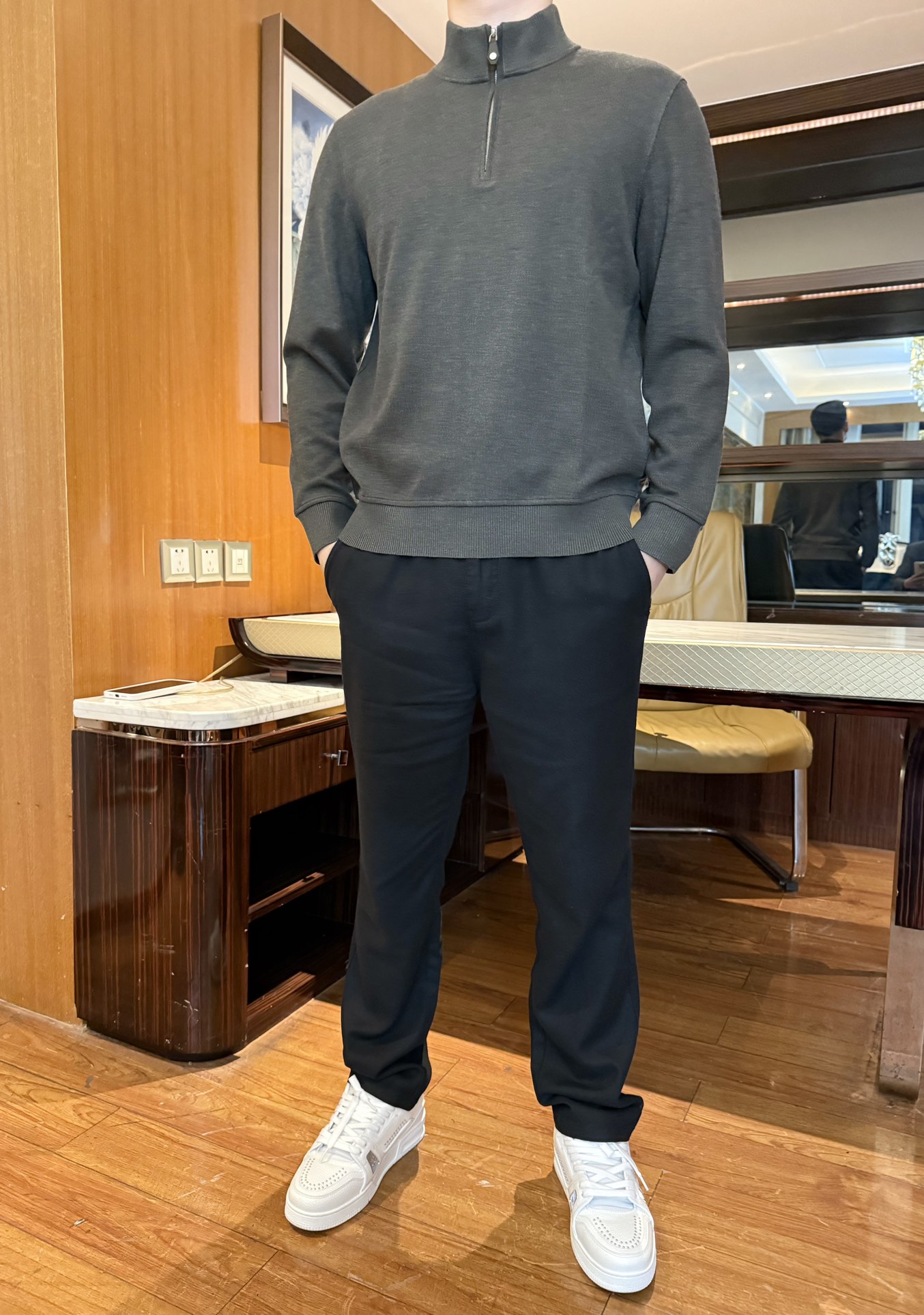 NO:596107,LP-2025 new half turtleneck sweater!  The fine-textured wool fabric is soft and skin-friendly, with a matte high-end feel. It is comfortable to wear and does not tie the skin. The half-high collar + half-zipper design can not only keep warm but also adjust the elasticity of the collar, and is simple and neat; the cuffs/hems have elastic edges, which fit the body shape without being loose. The thickness is moderate and not bloated. It can be worn alone or layered, taking into account both warmth and style!  Size: 48-56 (model 180/140 wears 50, with Hong Kong Lane Crawford gift box packaging), loro piana, sweaters, alexander wang19860909LP-2025新款半高领毛衣！细密纹理羊毛面料,触感软糯亲肤,自带哑光高级感,贴身穿舒适不扎肤半高领+半拉链设计,既能保暖又能调节领口松紧,简约中带点利落感；袖口/下摆弹力收边,贴合身形不松垮,厚度适中不臃肿,单穿/叠穿都适配,兼顾保暖与造型感！码数:48-56(模特180/140穿50,配香港连卡佛礼盒包装),,loro piana,sweaters,alexander wang,Men's clothing