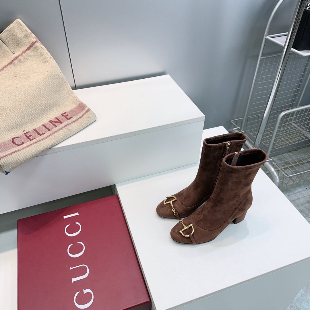 NO:628020,High quality!  Top quality Gucci/Gucci 25ss autumn and winter new classic horse bit hardware buckle thick heel elastic Yangjing short boots!  Reshape the winter ankle style with iconic aesthetics. The light gold tone horsebit is embellished on the boot upper, replicating the brand's 70-year-old classic symbol. Every metal texture hides a code of luxurious craftsmanship. The elastic fabric fits the ankle accurately, eliminating the sense of restraint, and naturally stretches with the gait when walking. The right thick heel design takes into account the stable foot feel and body modification. The thick heel is a friendly choice for novices in high heels. Paired with the delicate texture of the leather sole  From commuter trousers to weekend knitted skirts, you can easily connect retro and modern styles. The fabric is made of imported elastic sheepskin. The inner toes are all sheepskin. Italian imported genuine leather outsole. Heel height: about 7cm. Size: 35-42 (40/41/42 is non-refundable). Comes with original packaging, boots, gucci, gucci, boots, high heels, skirts, business suit, sheepskin, sheep, Leather soles.19860909高品质！顶级品质Gucci/古驰25ss秋冬新品经典马衔五金扣粗跟弹力羊京短靴！ 以标志性美学重塑冬日踝间格调. 浅金色调马衔扣缀于靴面 复刻品牌七十载经典符号 每一处金属肌理都藏着奢华的匠心密码. 弹力面料与脚踝精准贴合 消解束缚感 行走间随步态自然舒展 恰到好处的粗跟设计 兼顾稳当脚感与身形修饰 粗跟堪称高跟鞋新手的友好之选. 搭配皮革鞋底的细腻质感 从通勤西装裤到周末针织裙 都能轻松衔接复古与现代风格. 面料采用进口弹力羊京 内里踮脚均为羊皮 意大利进口真皮大底 跟高:约7cm 码数:35-42（40/41/42定不退换） 配原版包装,靴子,gucci,gucci,boots,high heels,skirts,business suit,sheepskin,sheep,Leather soles,Women's Shoes