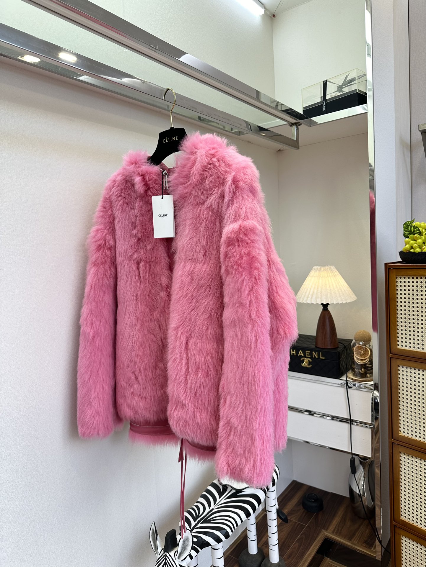 Celine Toscana Shearling Coat: Luxurious, Warm, and Stylish 3 i1762528099 3993 1