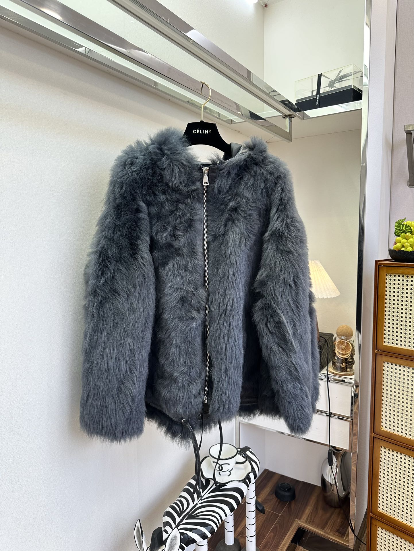 Celine Toscana Shearling Coat: Luxurious, Warm, and Stylish 7 i1762528099 6170 5