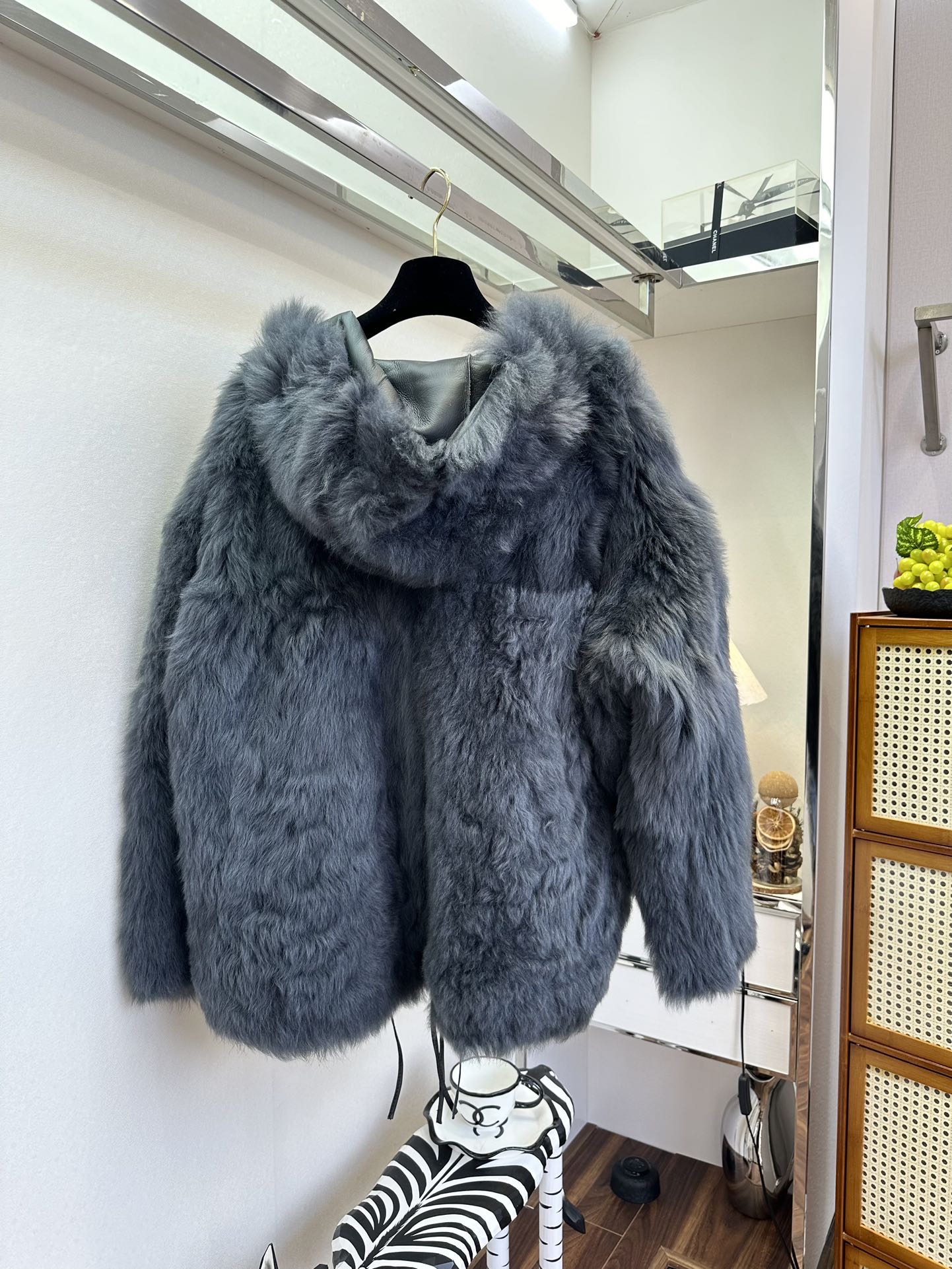 Celine Toscana Shearling Coat: Luxurious, Warm, and Stylish 8 i1762528099 6 6