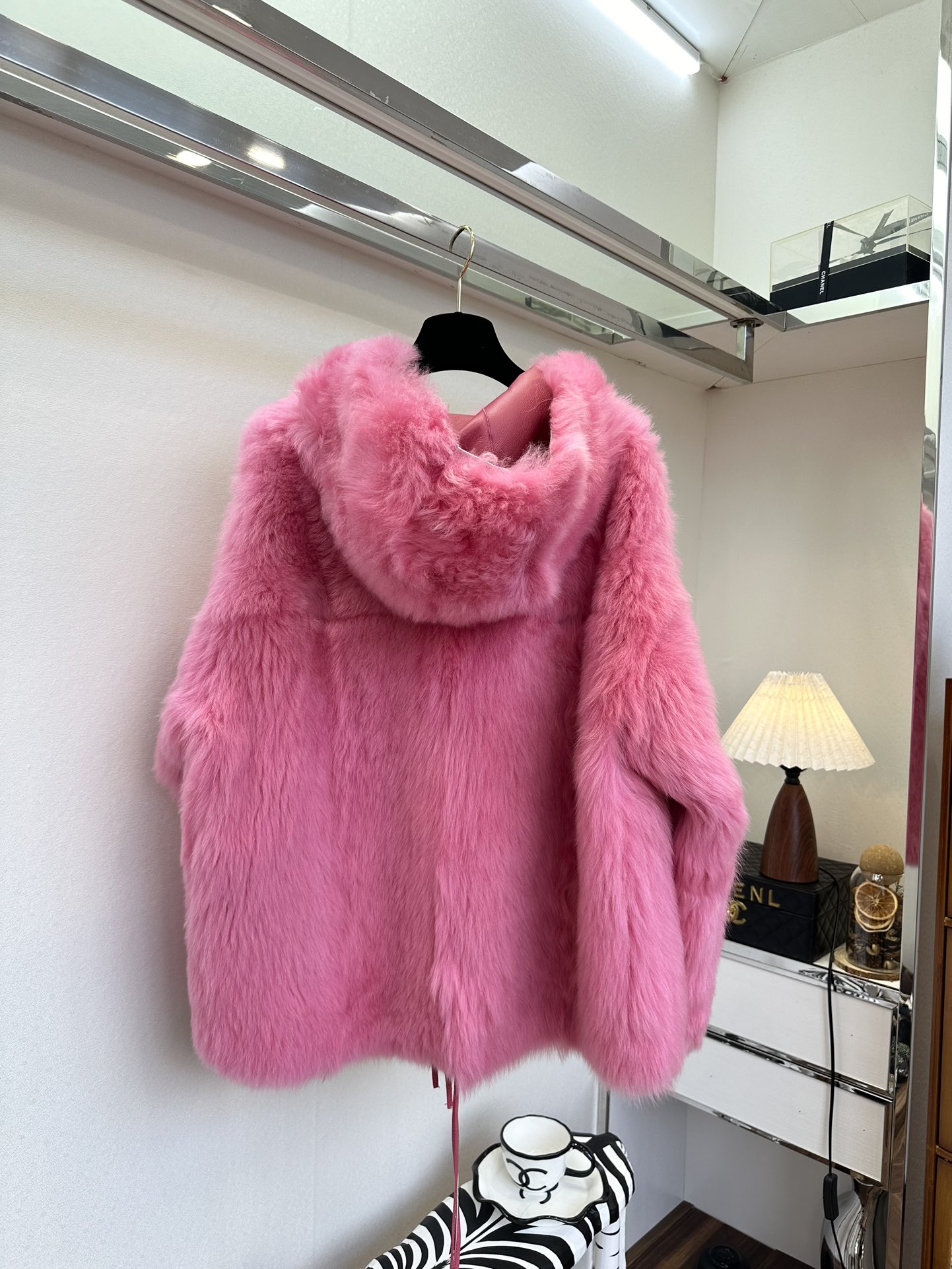 Celine Toscana Shearling Coat: Luxurious, Warm, and Stylish 4 i1762528099 8515 2