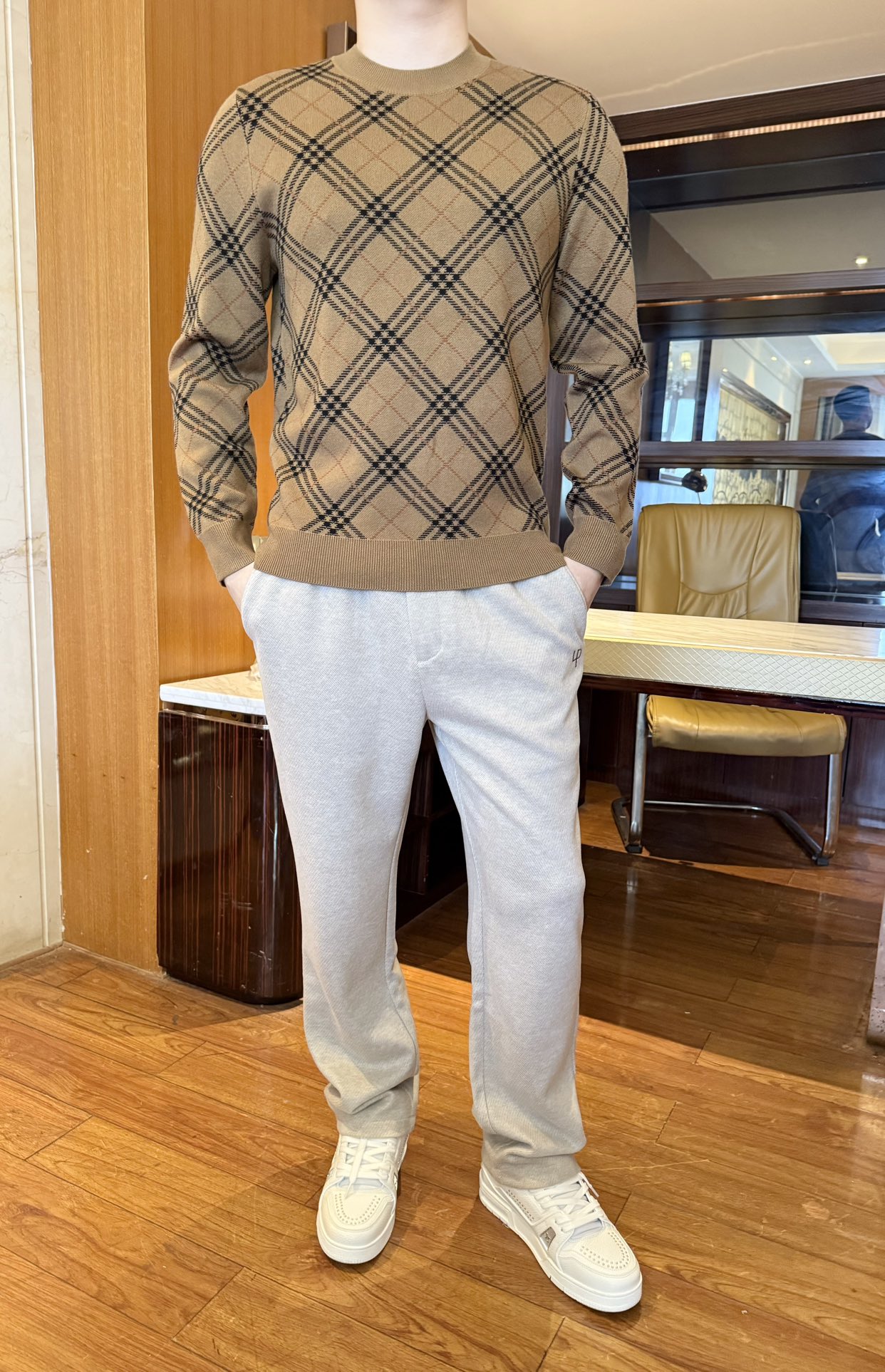 NO:596109,Burberry-2025 new sweater!  Delicate 100% wool material, soft and skin-friendly, close to the skin without pricking the skin; moderate thickness, warm and not bulky, taking into account comfort and practicality. Retro diamond pattern + khaki background, with British style; round neck + elastic edge cuffs/hem, simple and neat and close to the body shape, not baggy and exquisite. The classic plaid element is suitable for a variety of styles. It is recognizable when worn alone, and can also enrich the style when layered with jackets!  Size: 48-56 (model 180/140 wears 50, with Hong Kong Lane Crawford gift box packaging), burberry, jackets & coats, sweaters, alexander wang19860909巴宝莉-2025新款毛衣！细腻百分百羊毛材质,触感柔软亲肤,贴身穿不扎肤；厚度适中,保暖不臃肿,兼顾舒适与实用性复古菱格纹+卡其底色,自带英伦格调；圆领+弹力收边袖口/下摆,简约利落又贴合身形,不松垮显精致经典格纹元素适配多种风格,单穿有辨识度,叠穿外套也能丰富造型层次！码数:48-56(模特180/140穿50,配香港连卡佛礼盒包装),,burberry,jackets & coats,sweaters,alexander wang,Men's clothing