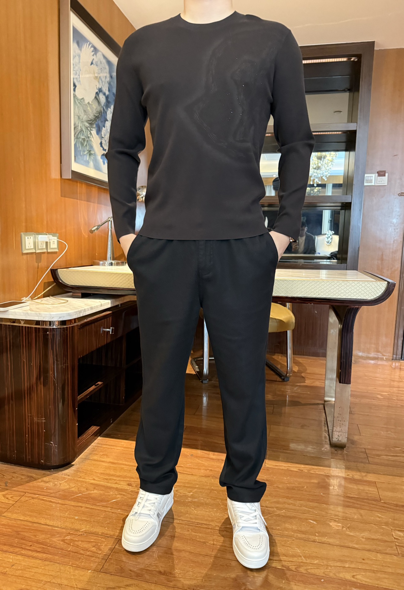 NO:596111,Mouth-2025 new sweater!  The delicate and smooth knitted fabric is comfortable and not tight against the skin. The thin design is light and breathable, keeping warm and neat. The dark jacquard + diamond embellishment has a low-key and exquisite luster. The simple round neck is suitable for various neckline layerings. The slim fit shows the figure without being bloated. The pure coffee base color + light luxury decoration not only retains the versatility of the basic style, but also has a low-key sense of luxury!  Size: 48-56 (model 180/140 wears 50, with Hong Kong Lane Crawford gift box packaging), Moncler, sweaters, alexander wang19860909蒙口-2025新款毛衣！细腻柔滑的针织面料,贴肤舒适不紧绷,薄款设计轻盈透气,兼顾保暖与利落感.暗纹提花+钻饰点缀,低调中带精致光泽,简约圆领适配各种领口叠穿,修身版型显身形不臃肿.纯咖底色+轻奢装饰,既保留基础款的百搭性,又自带低调高级感！码数:48-56(模特180/140穿50,配香港连卡佛礼盒包装),,Moncler,sweaters,alexander wang,Men's clothing