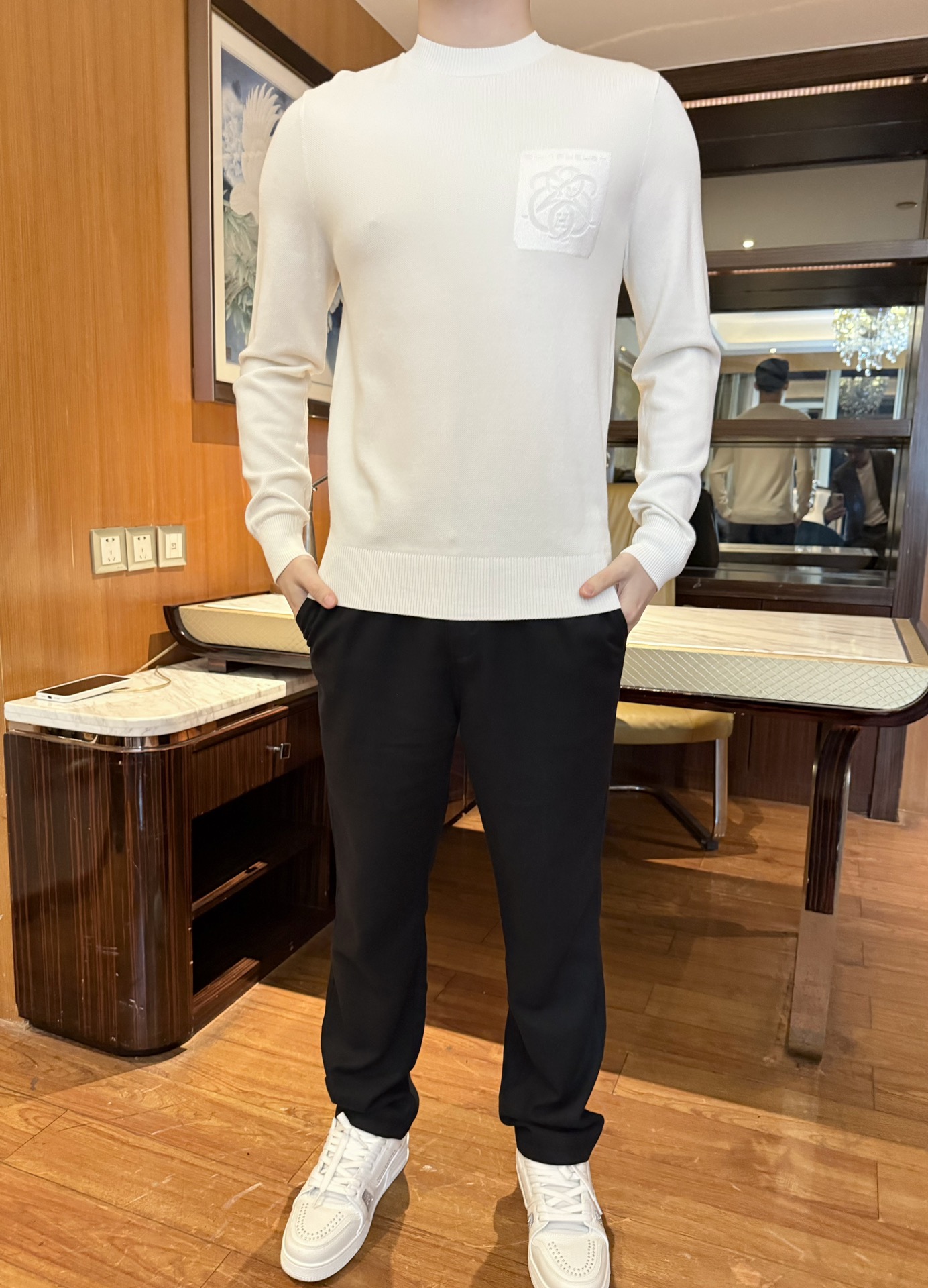 NO:596094,Hermès-2025 new sweater!  Fine wool fabric, soft and skin-friendly, light and not clenching, comfortable to wear; pure white color has a clean and high-end feel, delicate texture and class, half-high collar + elastic edge, warm and fit without looseness; three-dimensional embroidered patch decoration on the chest, simple with exquisite details, low-key but not monotonous, the basic version is suitable for various styles, clean and neat when worn alone, layered with a jacket to enrich the look!  Size: 48-56 (model 180/140 wears 50, with Hong Kong Lane Crawford gift box packaging), hermes, jackets & coats, sweaters, alexander wang19860909爱马仕-2025新款毛衣！细密羊毛面料,触感软糯亲肤,轻薄不压身,贴穿舒适；纯白色调自带干净高级感,质感细腻显档次,半高领+弹力收边,保暖贴合不松垮；胸口立体刺绣贴布装饰,简约中带精致细节,低调不单调,基础款版型适配各种风格,单穿干净利落,叠穿外套更能丰富造型层次！码数:48-56(模特180/140穿50,配香港连卡佛礼盒包装),,hermes,jackets & coats,sweaters,alexander wang,Men's clothing