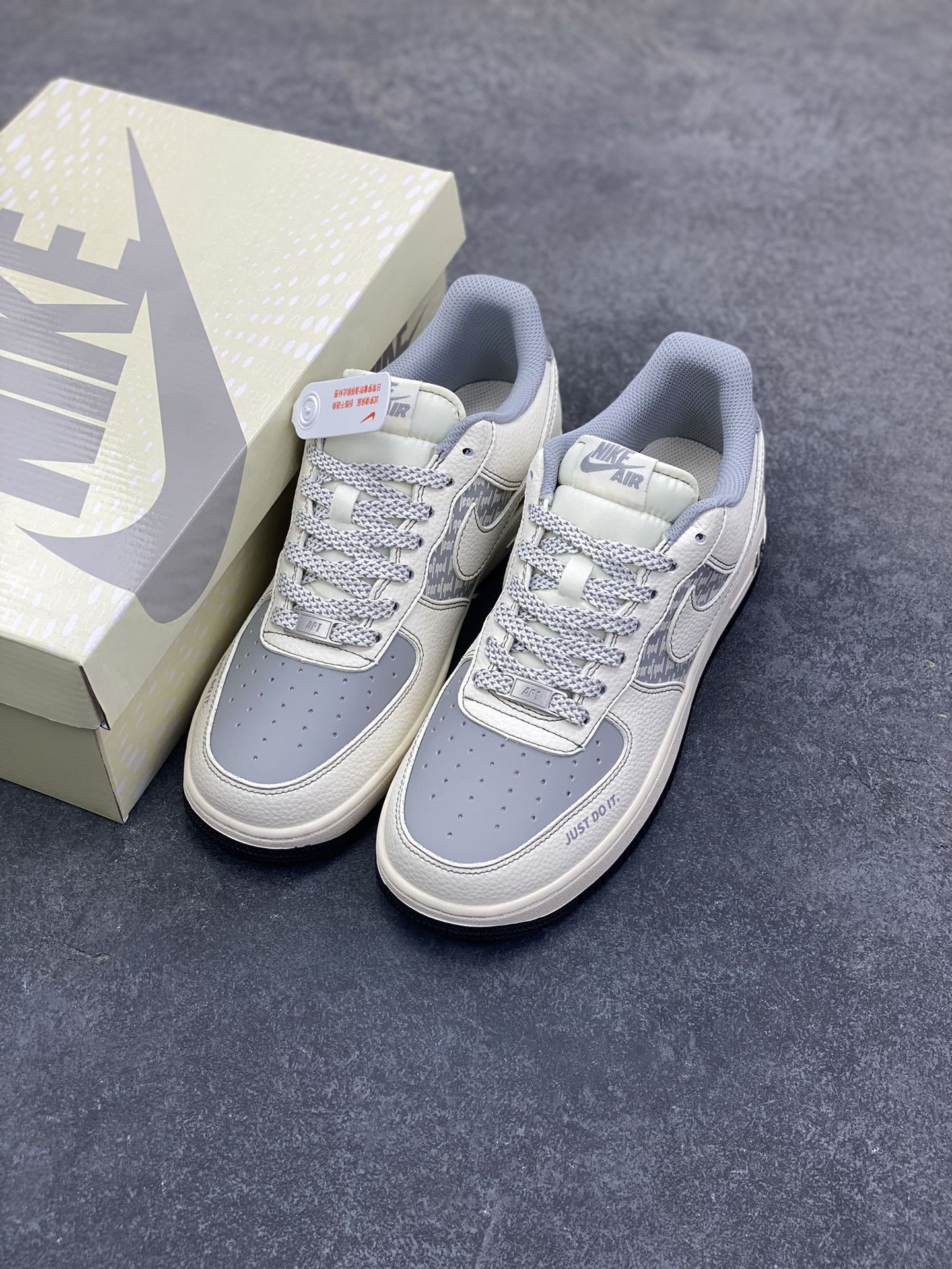 图片[8]-NIke Air Force 1 \’07 Low “fear of god联名——米灰黑满天星”空军一号 低帮 运动鞋 休闲鞋 折边针车 工艺难度大 原楦头原纸板 原装鞋盒 定制五金配件 内置全掌气垫 原厂鞋底 货号：JP8028-008 尺码：36 36.5 37.5 38 38.5 39 40 40.5 41 42 42.5 43 44 44.5 45-选品中心