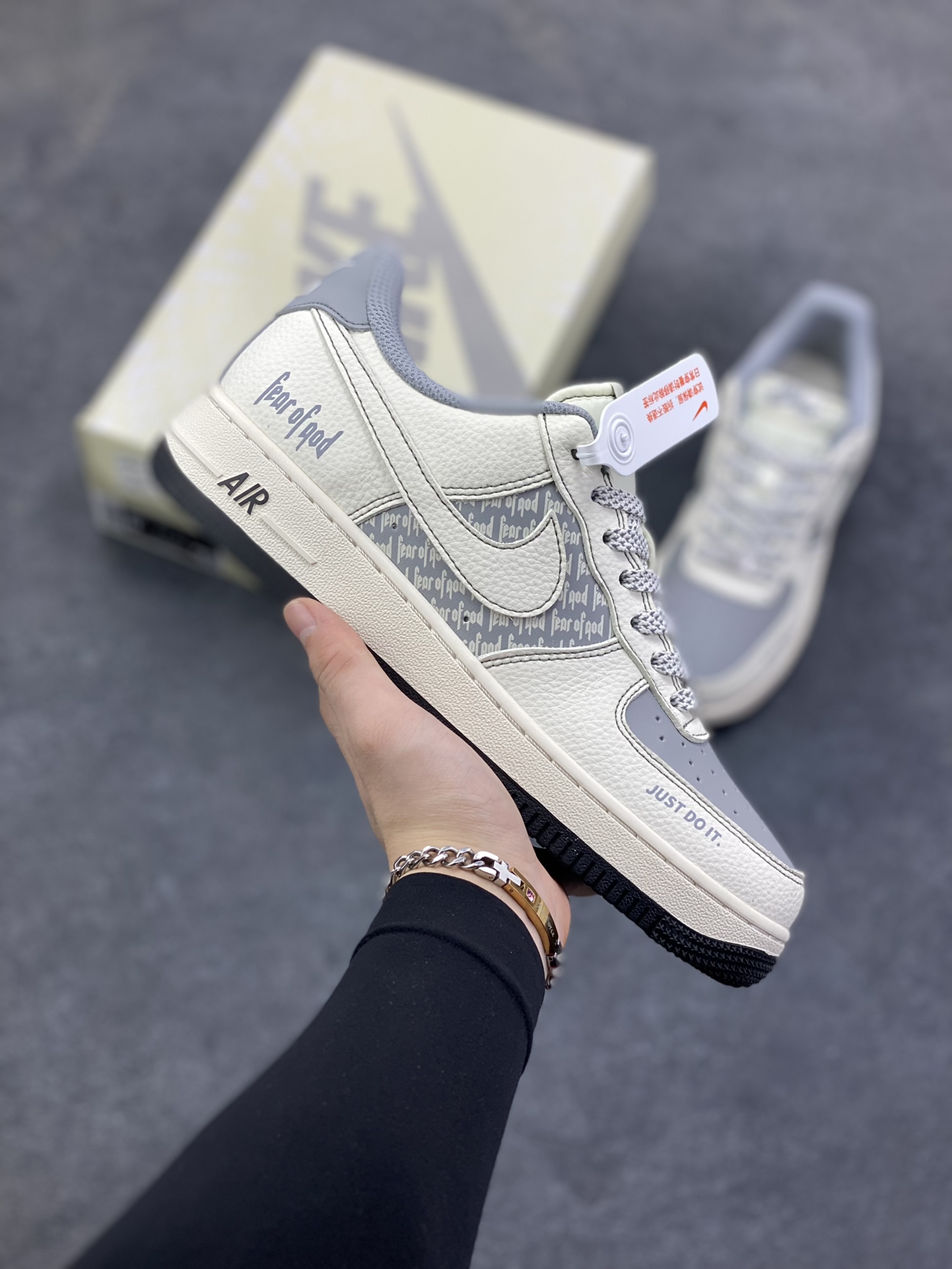 NIke Air Force 1 \’07 Low “fear of god联名——米灰黑满天星”空军一号 低帮 运动鞋 休闲鞋 折边针车 工艺难度大 原楦头原纸板 原装鞋盒 定制五金配件 内置全掌气垫 原厂鞋底 货号：JP8028-008 尺码：36 36.5 37.5 38 38.5 39 40 40.5 41 42 42.5 43 44 44.5 45-选品中心