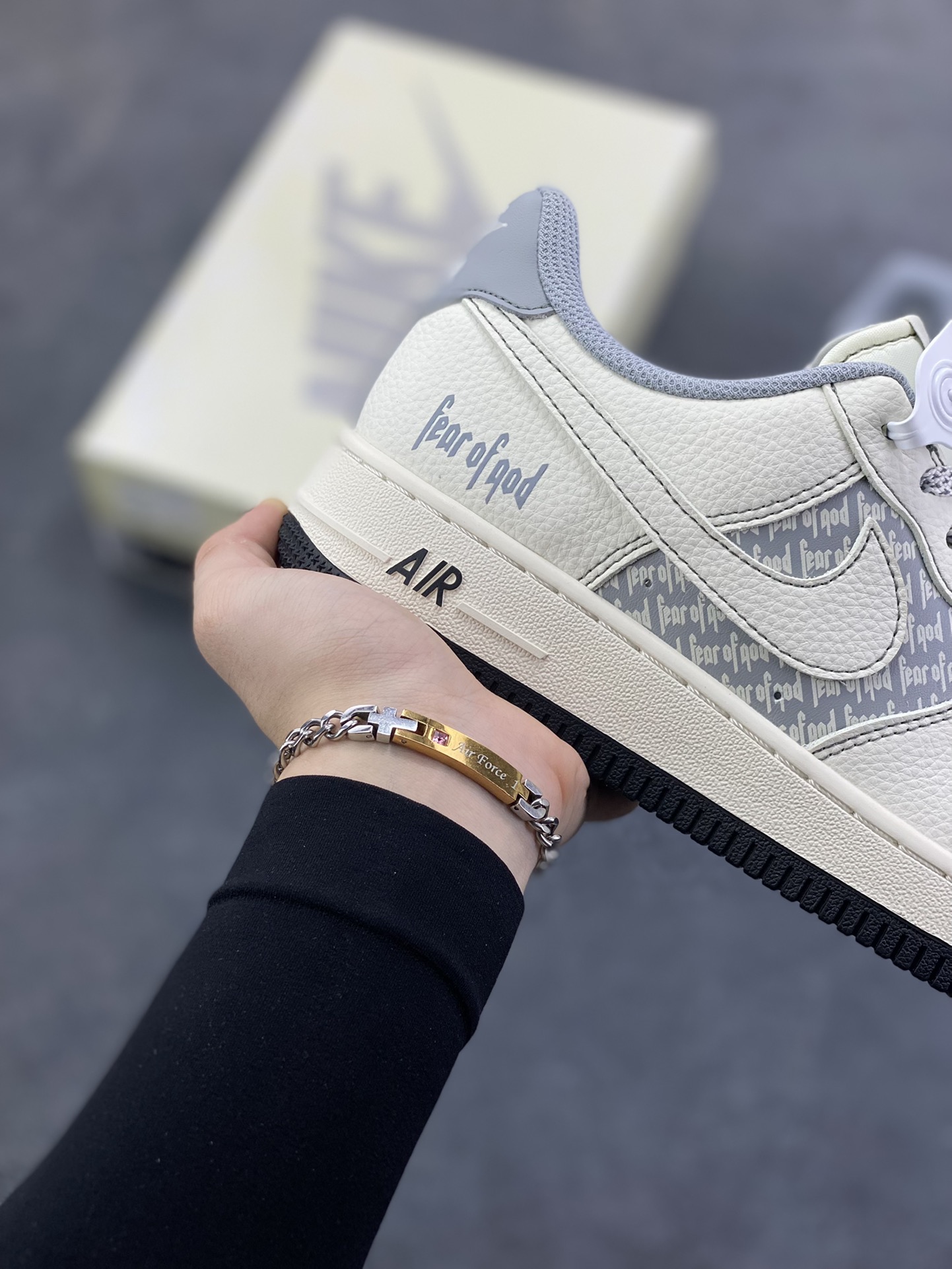 图片[6]-NIke Air Force 1 \’07 Low “fear of god联名——米灰黑满天星”空军一号 低帮 运动鞋 休闲鞋 折边针车 工艺难度大 原楦头原纸板 原装鞋盒 定制五金配件 内置全掌气垫 原厂鞋底 货号：JP8028-008 尺码：36 36.5 37.5 38 38.5 39 40 40.5 41 42 42.5 43 44 44.5 45-选品中心