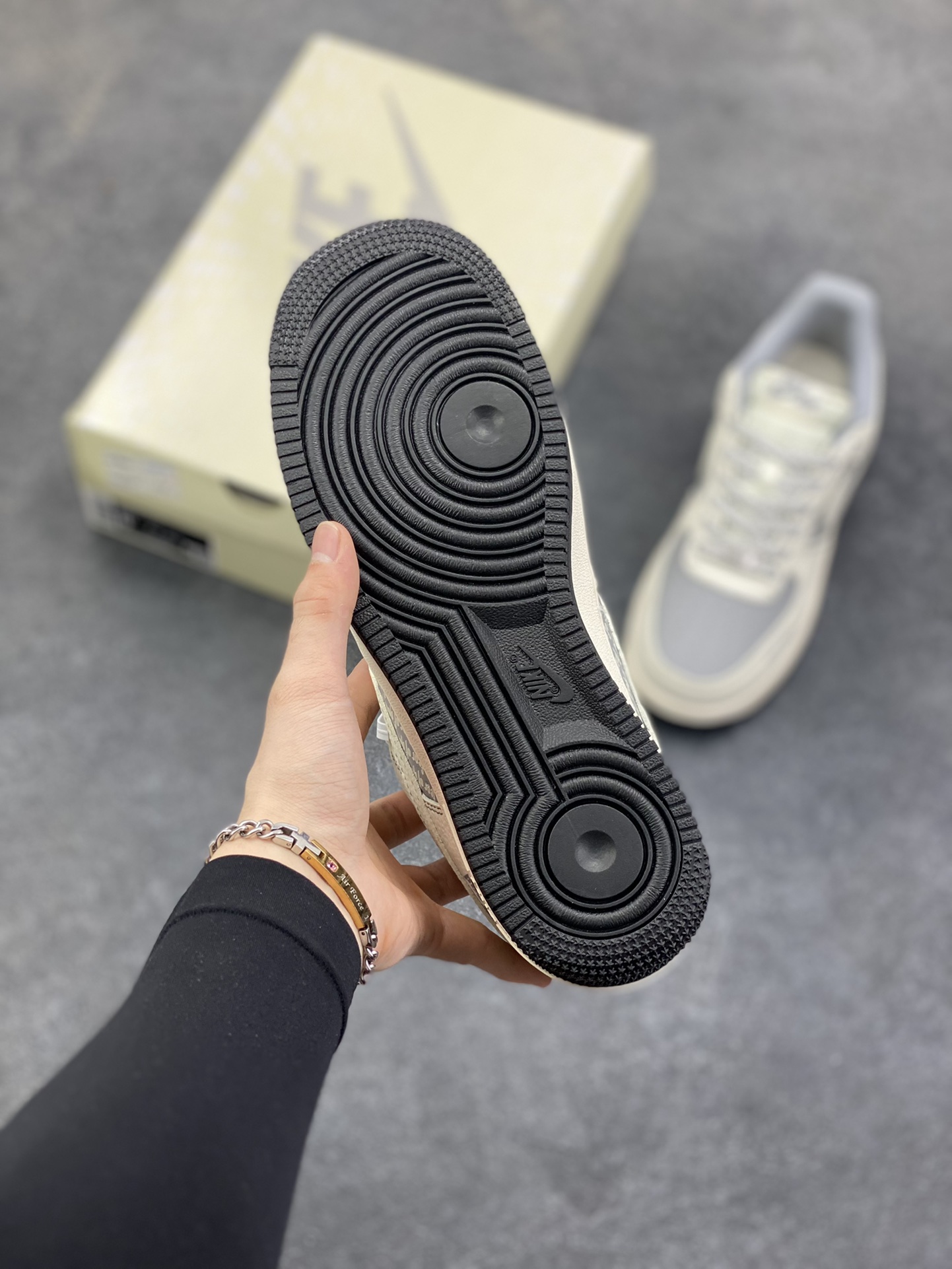 图片[5]-NIke Air Force 1 \’07 Low “fear of god联名——米灰黑满天星”空军一号 低帮 运动鞋 休闲鞋 折边针车 工艺难度大 原楦头原纸板 原装鞋盒 定制五金配件 内置全掌气垫 原厂鞋底 货号：JP8028-008 尺码：36 36.5 37.5 38 38.5 39 40 40.5 41 42 42.5 43 44 44.5 45-选品中心