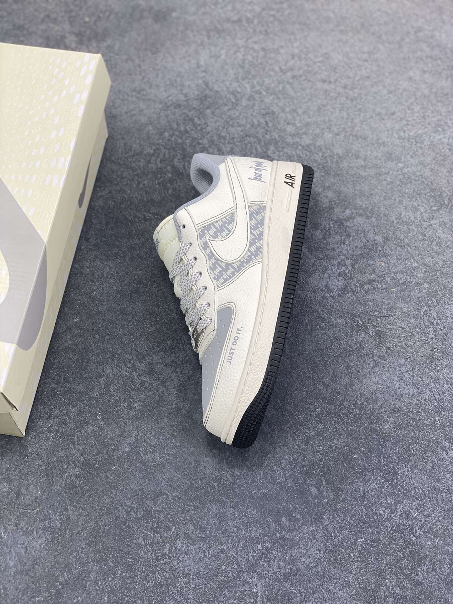 图片[7]-NIke Air Force 1 \’07 Low “fear of god联名——米灰黑满天星”空军一号 低帮 运动鞋 休闲鞋 折边针车 工艺难度大 原楦头原纸板 原装鞋盒 定制五金配件 内置全掌气垫 原厂鞋底 货号：JP8028-008 尺码：36 36.5 37.5 38 38.5 39 40 40.5 41 42 42.5 43 44 44.5 45-选品中心