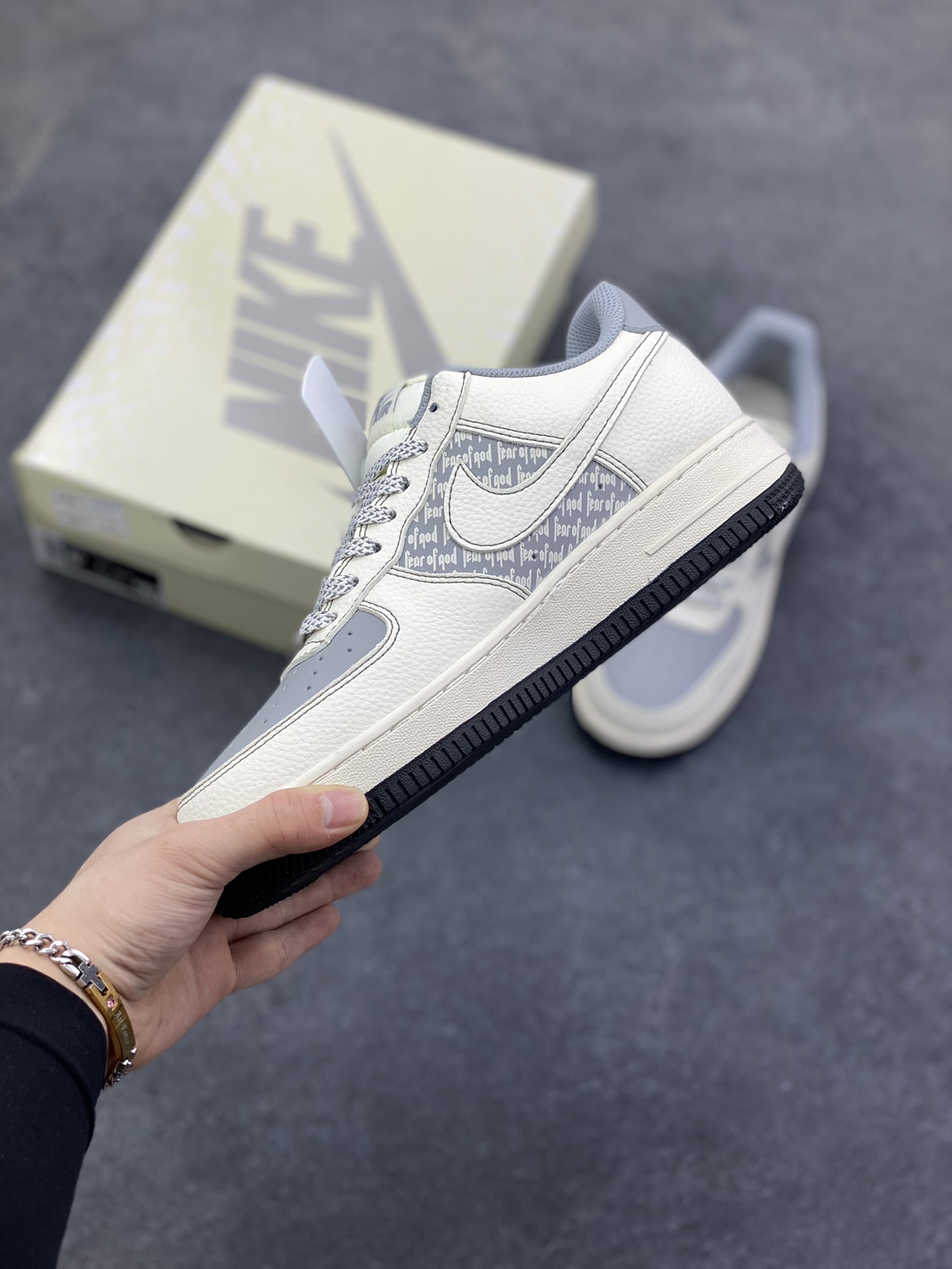 图片[3]-NIke Air Force 1 \’07 Low “fear of god联名——米灰黑满天星”空军一号 低帮 运动鞋 休闲鞋 折边针车 工艺难度大 原楦头原纸板 原装鞋盒 定制五金配件 内置全掌气垫 原厂鞋底 货号：JP8028-008 尺码：36 36.5 37.5 38 38.5 39 40 40.5 41 42 42.5 43 44 44.5 45-选品中心