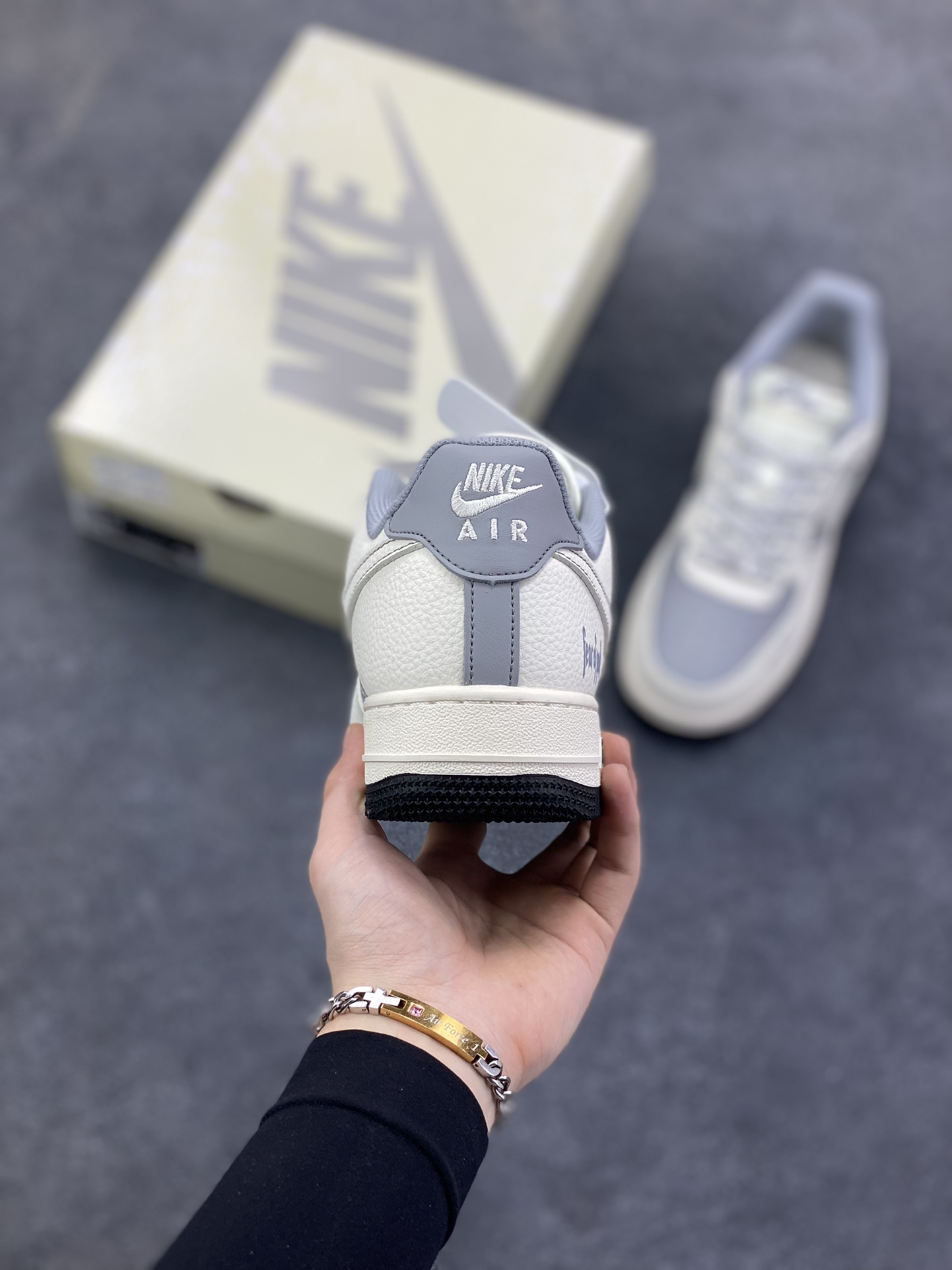 图片[4]-NIke Air Force 1 \’07 Low “fear of god联名——米灰黑满天星”空军一号 低帮 运动鞋 休闲鞋 折边针车 工艺难度大 原楦头原纸板 原装鞋盒 定制五金配件 内置全掌气垫 原厂鞋底 货号：JP8028-008 尺码：36 36.5 37.5 38 38.5 39 40 40.5 41 42 42.5 43 44 44.5 45-选品中心