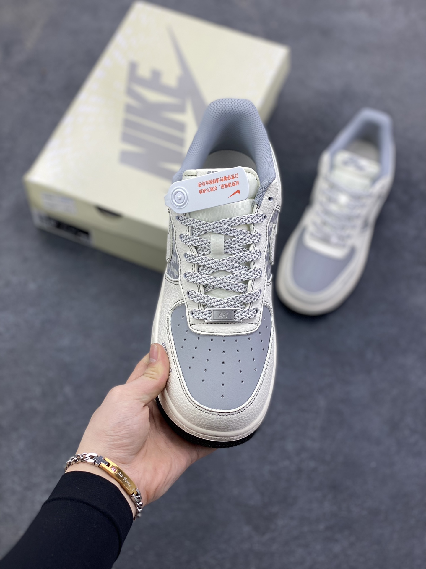 图片[2]-NIke Air Force 1 \’07 Low “fear of god联名——米灰黑满天星”空军一号 低帮 运动鞋 休闲鞋 折边针车 工艺难度大 原楦头原纸板 原装鞋盒 定制五金配件 内置全掌气垫 原厂鞋底 货号：JP8028-008 尺码：36 36.5 37.5 38 38.5 39 40 40.5 41 42 42.5 43 44 44.5 45-选品中心