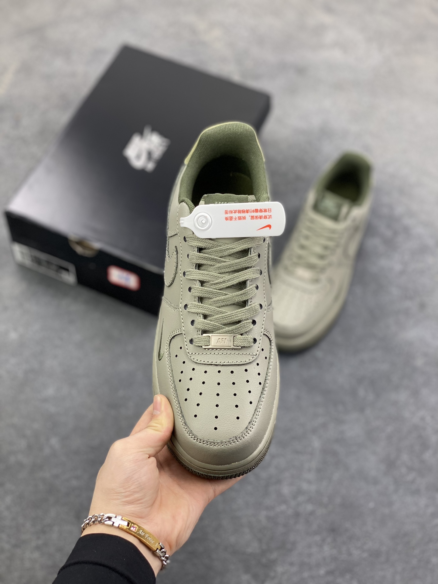 图片[2]-福利特价 Air Force 1\’ 07 浅军绿小勾 原楦头原纸板 打造纯正空军版型 专注外贸渠道 全掌内置蜂窝气垫 #原盒配件 原厂中底钢印、拉帮完美 货号：HM9483-300 尺码：36 36.5 37.5 38 38.5 39 40 40.5 41 42 42.5 43 44 44.5 45-选品中心