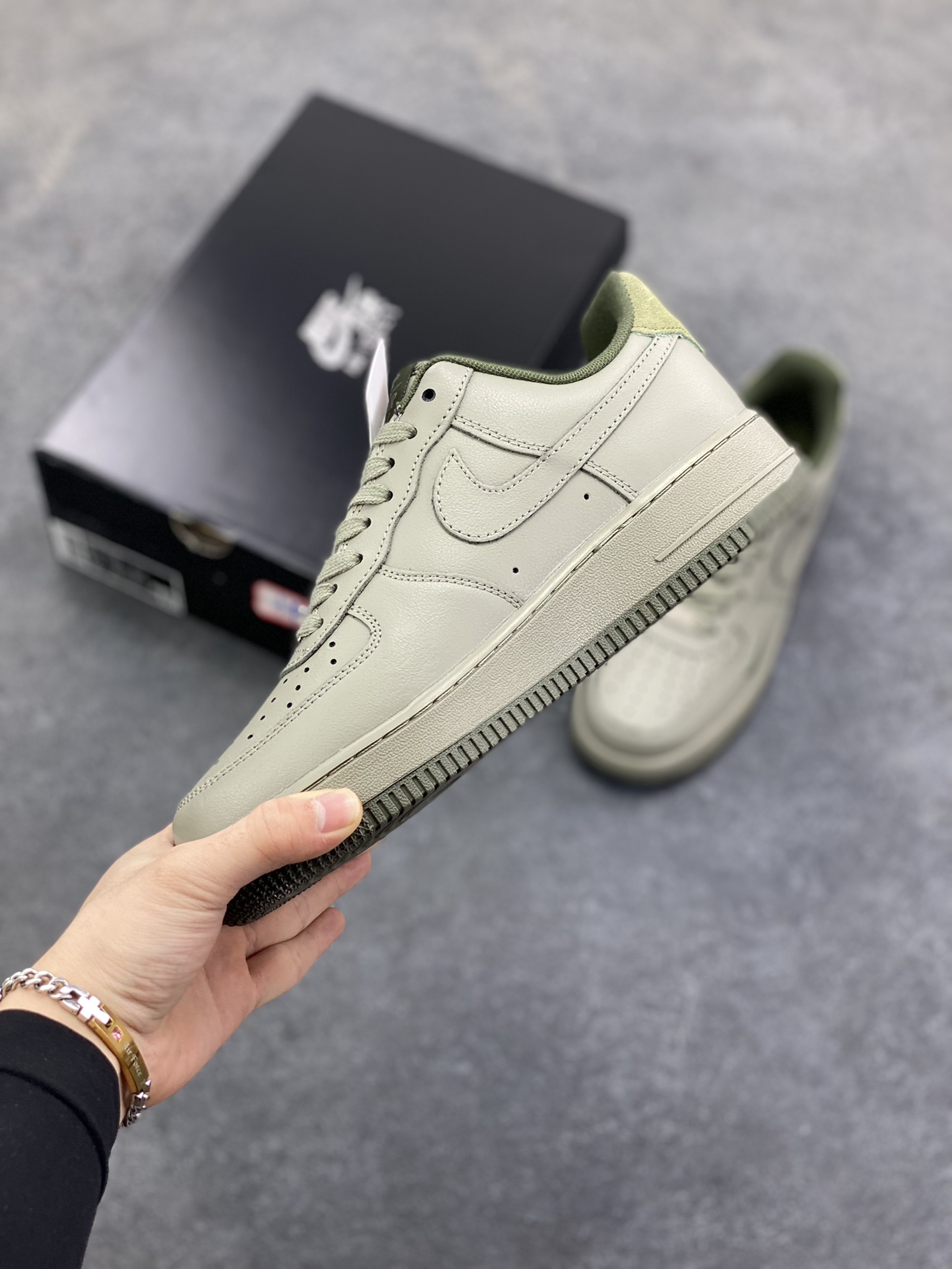 图片[3]-福利特价 Air Force 1\’ 07 浅军绿小勾 原楦头原纸板 打造纯正空军版型 专注外贸渠道 全掌内置蜂窝气垫 #原盒配件 原厂中底钢印、拉帮完美 货号：HM9483-300 尺码：36 36.5 37.5 38 38.5 39 40 40.5 41 42 42.5 43 44 44.5 45-选品中心
