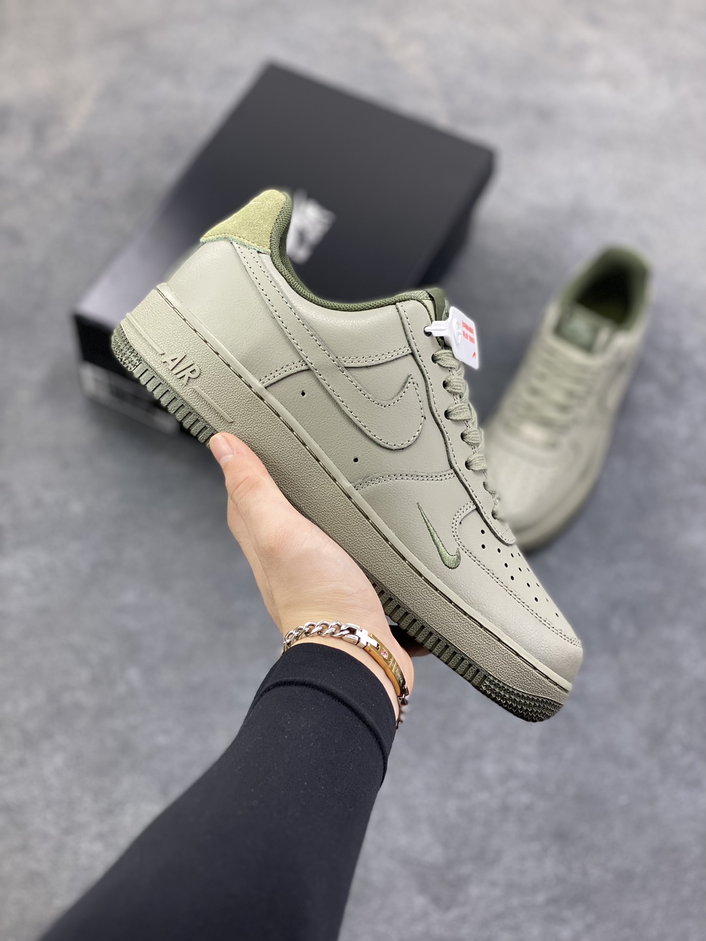 福利特价 Air Force 1\’ 07 浅军绿小勾 原楦头原纸板 打造纯正空军版型 专注外贸渠道 全掌内置蜂窝气垫 #原盒配件 原厂中底钢印、拉帮完美 货号：HM9483-300 尺码：36 36.5 37.5 38 38.5 39 40 40.5 41 42 42.5 43 44 44.5 45-选品中心