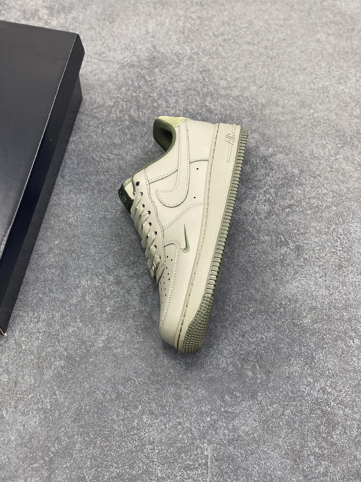 图片[7]-福利特价 Air Force 1\’ 07 浅军绿小勾 原楦头原纸板 打造纯正空军版型 专注外贸渠道 全掌内置蜂窝气垫 #原盒配件 原厂中底钢印、拉帮完美 货号：HM9483-300 尺码：36 36.5 37.5 38 38.5 39 40 40.5 41 42 42.5 43 44 44.5 45-选品中心