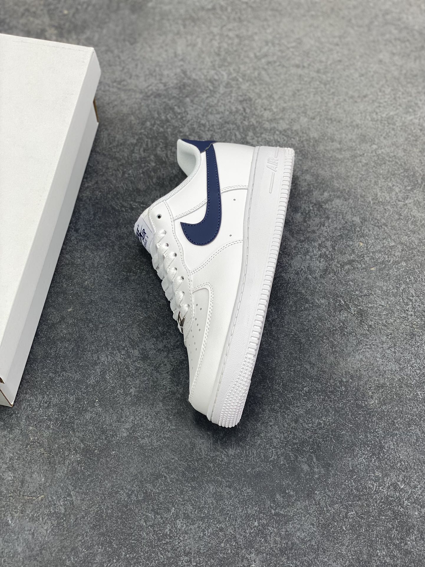 图片[7]-Nike Air Force 1 Low 白深蓝 空军一号低帮运动休闲板鞋 原楦头原纸板 打造纯正空军版型 专注外贸渠道 全掌内置蜂窝气垫 原盒配件 原厂中底钢印、拉帮完美 货号：FJ4146-119 尺码：36 36.5 37.5 38 38.5 39 40 40.5 41 42 42.5 43 44 44.5 45-选品中心