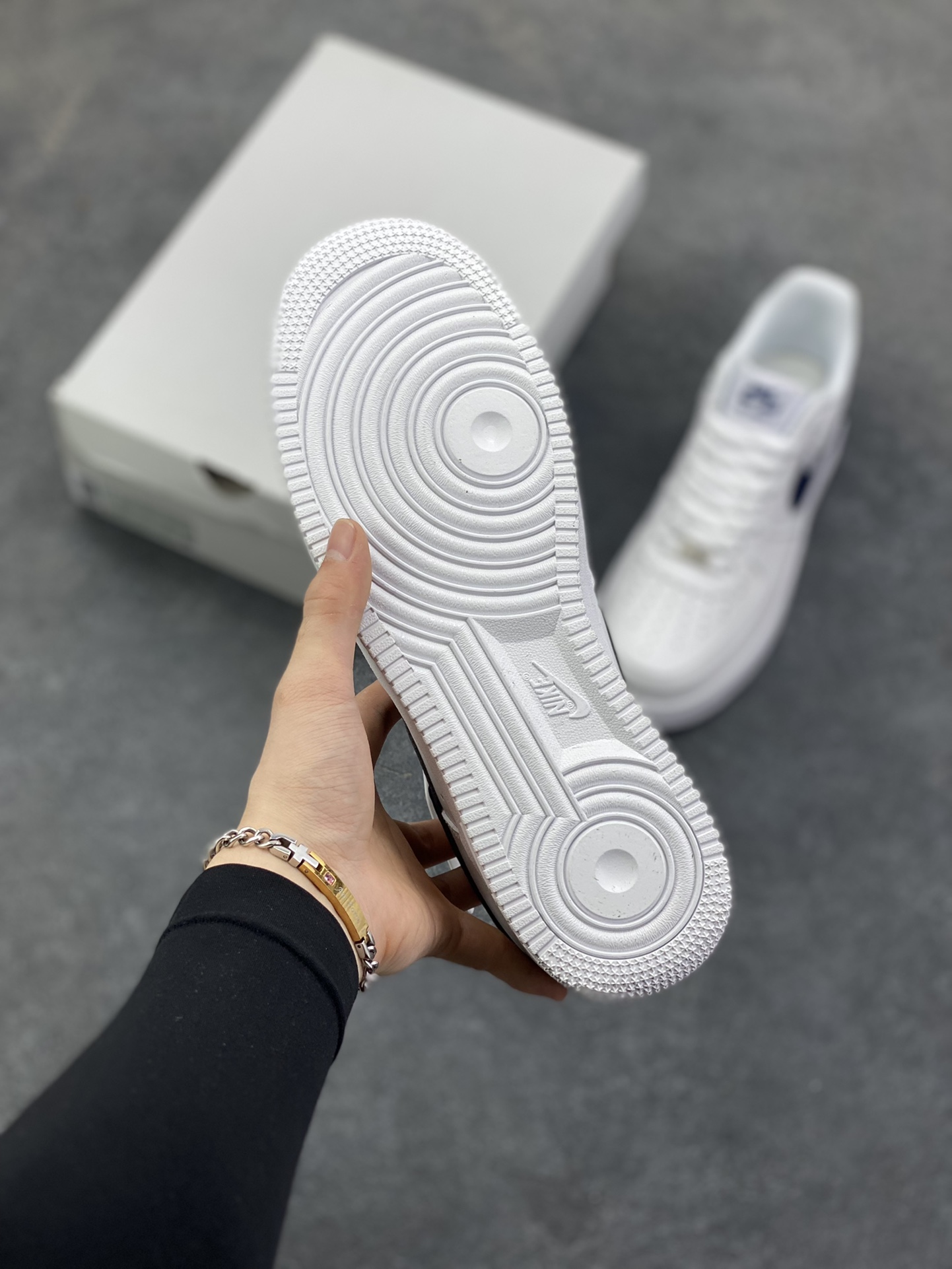 图片[5]-Nike Air Force 1 Low 白深蓝 空军一号低帮运动休闲板鞋 原楦头原纸板 打造纯正空军版型 专注外贸渠道 全掌内置蜂窝气垫 原盒配件 原厂中底钢印、拉帮完美 货号：FJ4146-119 尺码：36 36.5 37.5 38 38.5 39 40 40.5 41 42 42.5 43 44 44.5 45-选品中心
