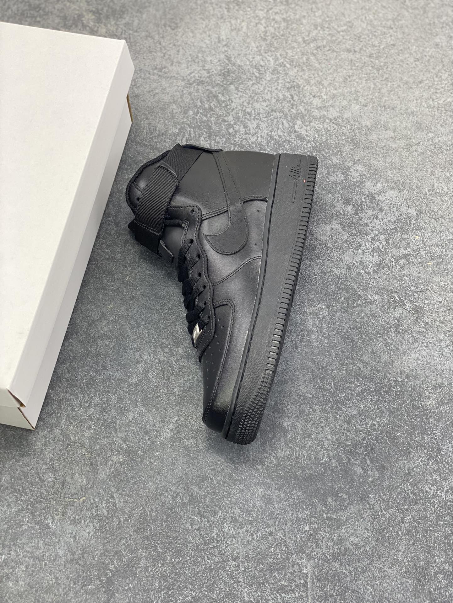 图片[7]-Nike Air Force 1 High 07 高帮黑 空军一号高帮运动休闲板鞋 原楦头原纸板 打造纯正空军版型#专注外贸渠道 全掌内置蜂窝气垫 #原盒配件 原厂中底钢印、拉帮完美 货号：CW2290-001 尺码：36 36.5 37.5 38 38.5 39 40 40.5 41 42 42.5 43 44 44.5 45-选品中心