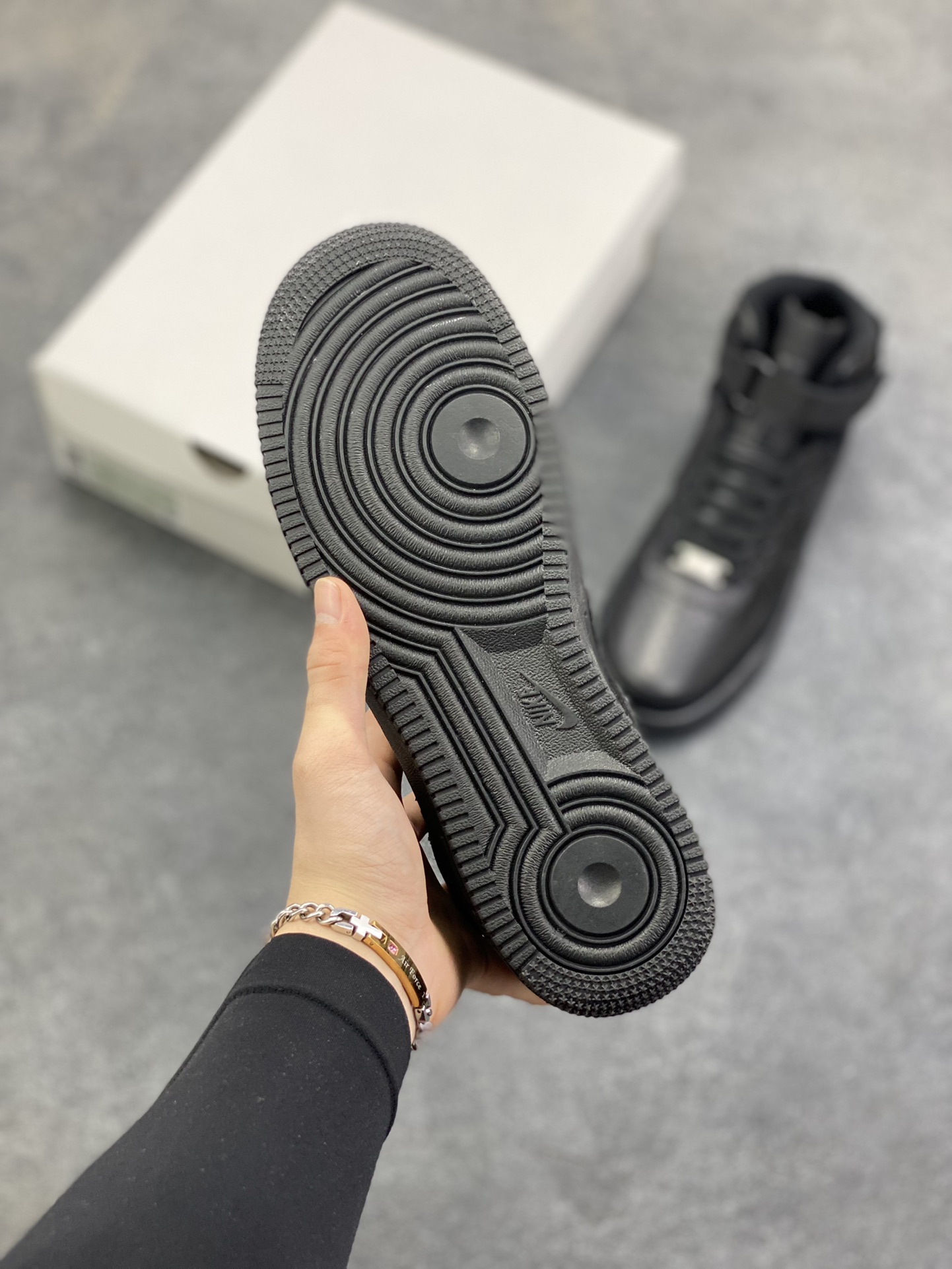 图片[5]-Nike Air Force 1 High 07 高帮黑 空军一号高帮运动休闲板鞋 原楦头原纸板 打造纯正空军版型#专注外贸渠道 全掌内置蜂窝气垫 #原盒配件 原厂中底钢印、拉帮完美 货号：CW2290-001 尺码：36 36.5 37.5 38 38.5 39 40 40.5 41 42 42.5 43 44 44.5 45-选品中心