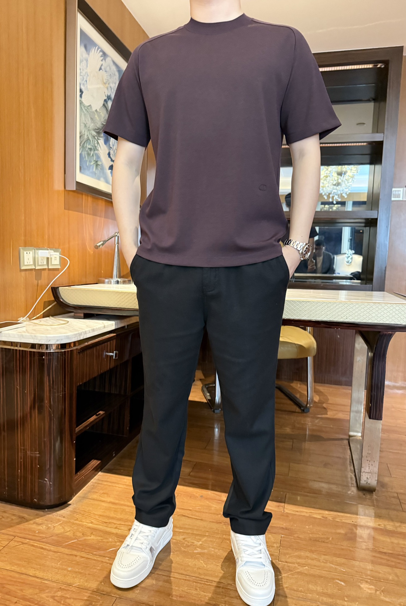 NO:596096,Dior-2025 new T-shirt!  The delicate and smooth modal mulberry silk and yak velvet composite fabric is comfortable against the skin and not stuffy. The short-sleeved thin style is light and breathable, taking into account softness and drape. The solid color simple version is low-key and elegant. The small logo on the chest is simple and exquisite with exquisite details. It is not monotonous and shows class. The dark purple color is suitable for a variety of styles. It is clean and neat when worn alone. Layering a jacket can enrich the style!  Size: 48-56 (model 180/140 wears 50, with Hong Kong Lane Crawford gift box packaging), dior, jackets & coats, T-shirt, tees, t-shirt, alexander wang19860909迪奥-2025新款T恤！细腻柔滑的莫代尔桑蚕丝牦牛绒复合面料贴肤舒适不闷热,短袖薄款轻盈透气,兼顾柔软度与垂坠感纯色简约版型,低调显气质；胸口小标点缀,简约中带精致细节,不单调更显档次,深紫色调适配多种风格,单穿干净利落,叠穿外套能丰富造型层次！码数:48-56(模特180/140穿50,配香港连卡佛礼盒包装),,dior,jackets & coats,T-shirt,tees，t-shirt,alexander wang,Men's clothing