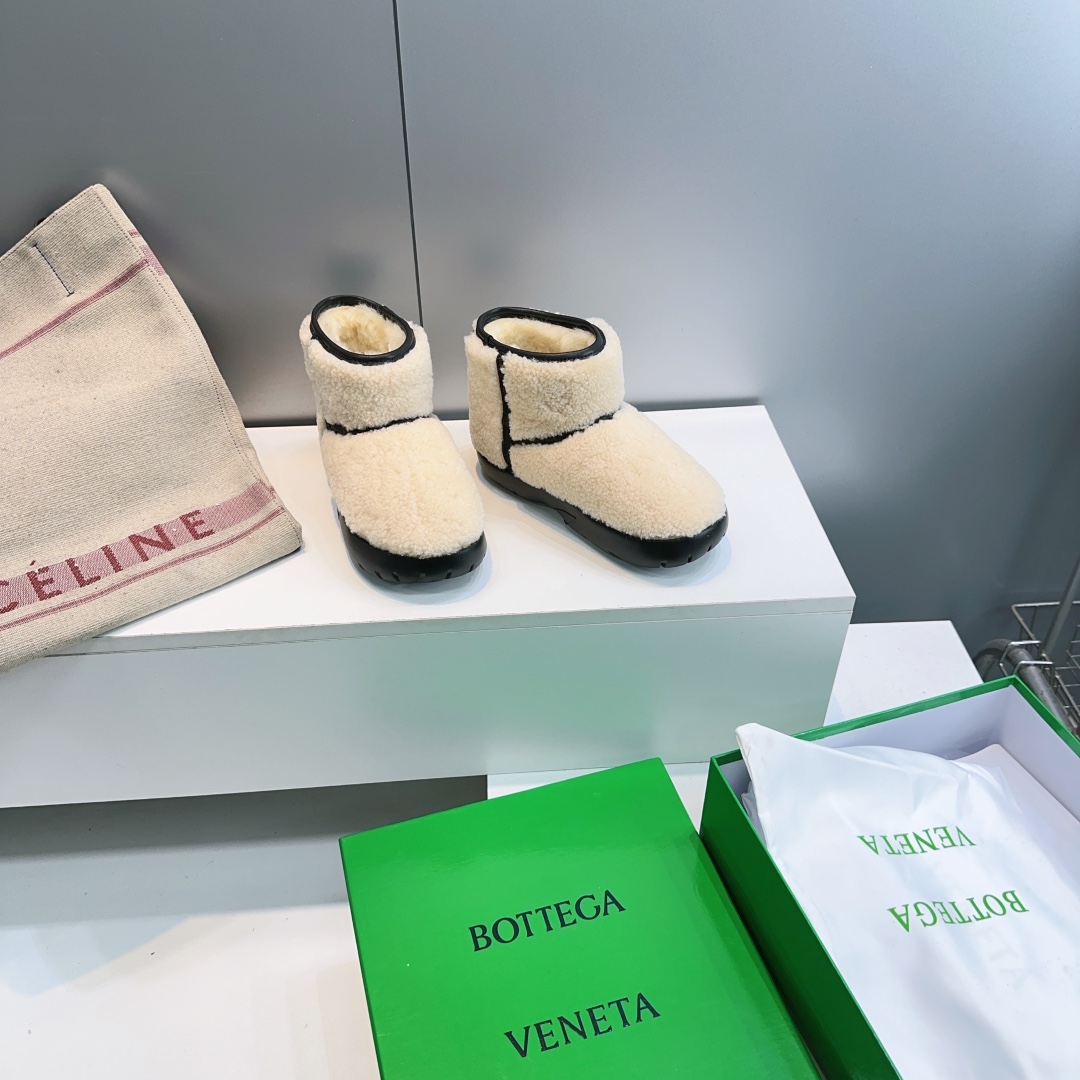 NO:628009,High quality!  Top quality Bottega Veneta 25ss new autumn and winter round toe simple snow boots furry short boots!  BV’s first snow boots!  Very popular on Instagram, European and American street photography has a high rate of appearance. The highest version is sold with a round and chubby shoe style. It hides the flesh after wearing it. The original imported lamb wool is shiny and super texture. The lining of the feet is entirely imported lamb wool. The wool is 2cm thick. It is comfortable and warm. It can survive the winter in the north. Customized original non-slip EVA outsole!  Lightweight and non-slip, increased by 4cm. Size: 35-41 (40 and 41 are customized and non-returnable). Comes with original packaging, snow boots, bottega veneta, bottega veneta, bottega veneta, boots.19860909高品质！顶级品质Bottega Veneta葆蝶家25ss秋冬新款圆头简易雪地靴毛毛短靴！ BV第一款雪地靴作品！ Ins上超火欧美街拍出镜率超高 最高版本发售圆圆胖胖的鞋型 穿上之后非常的藏肉 原版进口颗粒羊羔毛 有光泽 超有质感 内里垫脚全进口羊羔毛 羊毛足足2cm厚 舒适保暖 北方过冬完全 定制原版防滑EVA大底！轻便防滑 增高4cm 码数:35-41（40 41定做不退换） 配原版包装,雪地靴,bottega veneta,bottega veneta,bottega veneta,boots,Women's Shoes