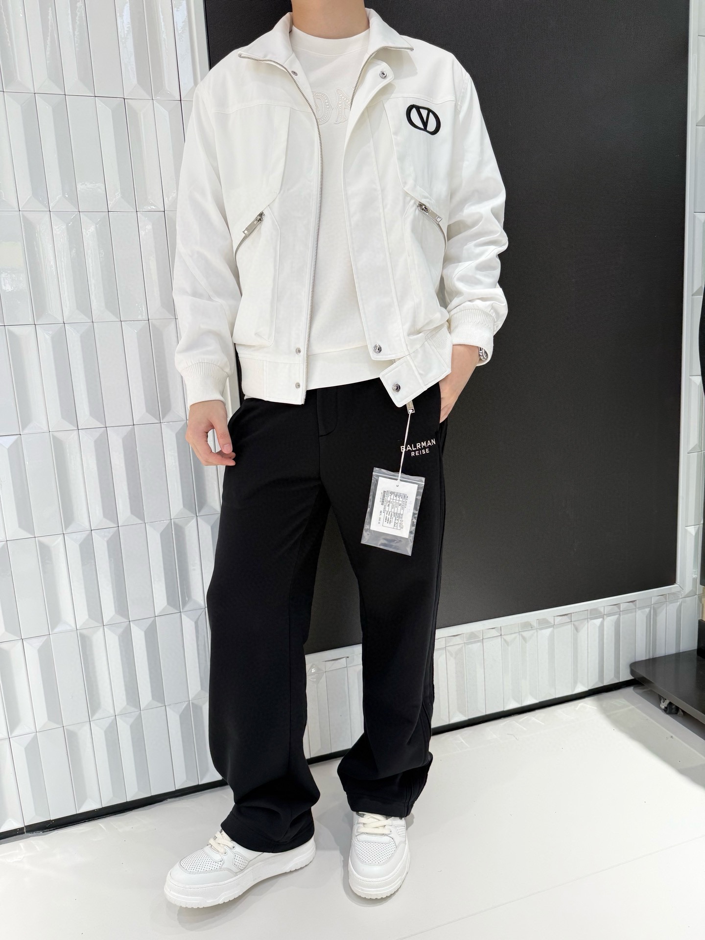 NO:596080,Valentino-2025 high-end new jacket!  The stand-up collar is neat and handsome, and the short cut is fashionable and stylish. It can well modify the proportions of the body, create a vibrant dressing style, and easily control a variety of looks. It is made of high-quality fabrics, with good texture and wear resistance, comfortable to wear and easy to care for, and has good windproof performance, providing practical protection for daily wear. Size 48-56 (model 180/140 wears 50, comes with Hong Kong Lane Crawford gift box packaging), valentino, jackets &  coats,alexander wang19860909华伦天奴-2025高端新款外套！立领版型利落帅气,短款剪裁时尚有型,能够很好地修饰身材比例,打造出充满活力的穿搭风格,轻松驾驭多种造型.选用优质面料,兼具良好的质感与耐磨性,穿着舒适且易于打理,同时具备不错的防风性能,为日常穿着提供实用保障.码数48-56（模特180/140穿50,配香港连卡佛礼盒包装）,,valentino,jackets & coats,alexander wang,Men's clothing