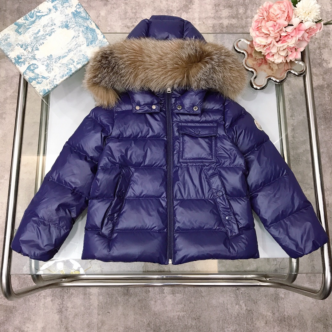 NO:617295,[Ready stock] Moncler imported silver fox fur collar children's down jacket from England, size - 120-130-140-150-160 This Moncler style is made of lacquered nylon. The fur collar of the hood is removable. It is filled with 90 white goose down. It has very good fill power, thick and warm. The workmanship is constantly improving. Mothers can carefully taste it and never brag. The knitted logo embroidery is very fashionable and reflects the noble temperament of Moncler!  Suitable for both male and female babies. Children's clothing has always been made to the highest standards!  The windproof and coldproof performance is very powerful!  High-quality feel and quilted design ensure extremely comfortable wearing. 3-color hair, clothes, down jacket, hats,19860909【现货发】 Moncler英兰进口银狐毛领儿童羽绒服 尺码--120-130-140-150-160 Moncler这款采用漆面尼龙制成 帽子毛领可拆卸 填充有90白鹅绒,蓬松度非常好,厚实保暖.做工精益求进,宝妈们可以仔细品品,绝不吹嘘 针织徽标刺绣 非常洋气的体现了moncler的高贵气质！男女宝宝都适合的款 做童装一贯都是最高要求标准！防风防寒性能非常强大！高品质手感,绗缝设计确保穿着极为舒适.3色齐发,衣服,down jacket,hats,,Children's